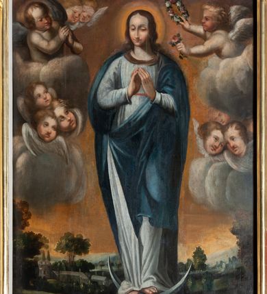 Zdjęcie nr 27: Ołtarz jednoosiowy, jednokondygnacyjny, ze zwieńczeniem. Mensa umieszczona na tumbie zwężającej się ku dołowi, ozdobionej od czoła płyciną prostokątną w złoconym obramieniu, pośrodku ze splecionymi literami imienia Maria. Nastawa flankowana ustawionymi ukośnie czworobocznymi, kanelowanymi filarami, dźwigającymi odcinki pełnego belkowania i gzymsu, przerwanych nad polem środkowym. Na tle filarów umieszczone na konsolach rzeźby: św. Stanisława Kostki (po lewej) i św. Ignacego Loyoli (po prawej). W polu środkowym, nad mensą zawieszony obraz w ozdobnej ramie z przedstawieniem św. Stanisława Kostki w półpostaci; wyżej prostokątna nisza, w której obraz Matki Boskiej z Dzieciątkiem. Zwieńczenie w kształcie aediculi zamkniętej łukiem półkolistym nadwieszonym, w której polu obraz z przedstawieniem św. Józefa w półpostaci. Po bokach, w osiach filarów odcinki przerwanego przyczółka na których rzeźby nagich, uskrzydlonych puttów.  Na gzymsie wieńczącym ołtarz Gołębica Ducha Świętego wśród promieni.