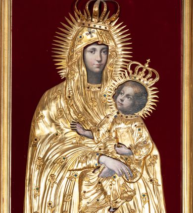 Zdjęcie nr 4: Ołtarz jednoosiowy, jednokondygnacyjny, ze zwieńczeniem. Mensa umieszczona na tumbie zwężającej się ku dołowi, ozdobionej od czoła płyciną prostokątną w złoconym obramieniu, pośrodku ze splecionymi literami imienia Maria. Nastawa flankowana ustawionymi ukośnie czworobocznymi, kanelowanymi filarami, dźwigającymi odcinki pełnego belkowania i gzymsu, przerwanych nad polem środkowym. Na tle filarów umieszczone na konsolach rzeźby: św. Stanisława Kostki (po lewej) i św. Ignacego Loyoli (po prawej). W polu środkowym, nad mensą zawieszony obraz w ozdobnej ramie z przedstawieniem św. Stanisława Kostki w półpostaci; wyżej prostokątna nisza, w której obraz Matki Boskiej z Dzieciątkiem. Zwieńczenie w kształcie aediculi zamkniętej łukiem półkolistym nadwieszonym, w której polu obraz z przedstawieniem św. Józefa w półpostaci. Po bokach, w osiach filarów odcinki przerwanego przyczółka na których rzeźby nagich, uskrzydlonych puttów.  Na gzymsie wieńczącym ołtarz Gołębica Ducha Świętego wśród promieni.