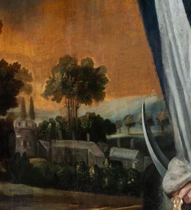 Zdjęcie nr 24: Ołtarz jednoosiowy, jednokondygnacyjny, ze zwieńczeniem. Mensa umieszczona na tumbie zwężającej się ku dołowi, ozdobionej od czoła płyciną prostokątną w złoconym obramieniu, pośrodku ze splecionymi literami imienia Maria. Nastawa flankowana ustawionymi ukośnie czworobocznymi, kanelowanymi filarami, dźwigającymi odcinki pełnego belkowania i gzymsu, przerwanych nad polem środkowym. Na tle filarów umieszczone na konsolach rzeźby: św. Stanisława Kostki (po lewej) i św. Ignacego Loyoli (po prawej). W polu środkowym, nad mensą zawieszony obraz w ozdobnej ramie z przedstawieniem św. Stanisława Kostki w półpostaci; wyżej prostokątna nisza, w której obraz Matki Boskiej z Dzieciątkiem. Zwieńczenie w kształcie aediculi zamkniętej łukiem półkolistym nadwieszonym, w której polu obraz z przedstawieniem św. Józefa w półpostaci. Po bokach, w osiach filarów odcinki przerwanego przyczółka na których rzeźby nagich, uskrzydlonych puttów.  Na gzymsie wieńczącym ołtarz Gołębica Ducha Świętego wśród promieni.