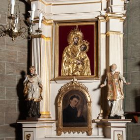 Zdjęcie nr 1: Ołtarz jednoosiowy, jednokondygnacyjny, ze zwieńczeniem. Mensa umieszczona na tumbie zwężającej się ku dołowi, ozdobionej od czoła płyciną prostokątną w złoconym obramieniu, pośrodku ze splecionymi literami imienia Maria. Nastawa flankowana ustawionymi ukośnie czworobocznymi, kanelowanymi filarami, dźwigającymi odcinki pełnego belkowania i gzymsu, przerwanych nad polem środkowym. Na tle filarów umieszczone na konsolach rzeźby: św. Stanisława Kostki (po lewej) i św. Ignacego Loyoli (po prawej). W polu środkowym, nad mensą zawieszony obraz w ozdobnej ramie z przedstawieniem św. Stanisława Kostki w półpostaci; wyżej prostokątna nisza, w której obraz Matki Boskiej z Dzieciątkiem. Zwieńczenie w kształcie aediculi zamkniętej łukiem półkolistym nadwieszonym, w której polu obraz z przedstawieniem św. Józefa w półpostaci. Po bokach, w osiach filarów odcinki przerwanego przyczółka na których rzeźby nagich, uskrzydlonych puttów.  Na gzymsie wieńczącym ołtarz Gołębica Ducha Świętego wśród promieni.