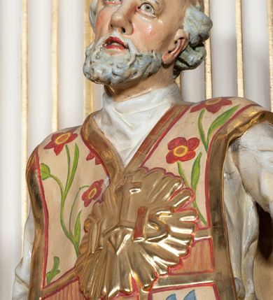 Zdjęcie nr 21: Ołtarz jednoosiowy, jednokondygnacyjny, ze zwieńczeniem. Mensa umieszczona na tumbie zwężającej się ku dołowi, ozdobionej od czoła płyciną prostokątną w złoconym obramieniu, pośrodku ze splecionymi literami imienia Maria. Nastawa flankowana ustawionymi ukośnie czworobocznymi, kanelowanymi filarami, dźwigającymi odcinki pełnego belkowania i gzymsu, przerwanych nad polem środkowym. Na tle filarów umieszczone na konsolach rzeźby: św. Stanisława Kostki (po lewej) i św. Ignacego Loyoli (po prawej). W polu środkowym, nad mensą zawieszony obraz w ozdobnej ramie z przedstawieniem św. Stanisława Kostki w półpostaci; wyżej prostokątna nisza, w której obraz Matki Boskiej z Dzieciątkiem. Zwieńczenie w kształcie aediculi zamkniętej łukiem półkolistym nadwieszonym, w której polu obraz z przedstawieniem św. Józefa w półpostaci. Po bokach, w osiach filarów odcinki przerwanego przyczółka na których rzeźby nagich, uskrzydlonych puttów.  Na gzymsie wieńczącym ołtarz Gołębica Ducha Świętego wśród promieni.