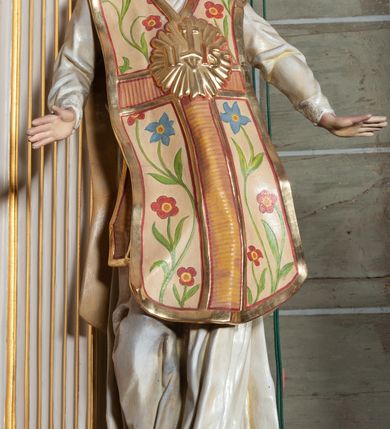 Zdjęcie nr 20: Ołtarz jednoosiowy, jednokondygnacyjny, ze zwieńczeniem. Mensa umieszczona na tumbie zwężającej się ku dołowi, ozdobionej od czoła płyciną prostokątną w złoconym obramieniu, pośrodku ze splecionymi literami imienia Maria. Nastawa flankowana ustawionymi ukośnie czworobocznymi, kanelowanymi filarami, dźwigającymi odcinki pełnego belkowania i gzymsu, przerwanych nad polem środkowym. Na tle filarów umieszczone na konsolach rzeźby: św. Stanisława Kostki (po lewej) i św. Ignacego Loyoli (po prawej). W polu środkowym, nad mensą zawieszony obraz w ozdobnej ramie z przedstawieniem św. Stanisława Kostki w półpostaci; wyżej prostokątna nisza, w której obraz Matki Boskiej z Dzieciątkiem. Zwieńczenie w kształcie aediculi zamkniętej łukiem półkolistym nadwieszonym, w której polu obraz z przedstawieniem św. Józefa w półpostaci. Po bokach, w osiach filarów odcinki przerwanego przyczółka na których rzeźby nagich, uskrzydlonych puttów.  Na gzymsie wieńczącym ołtarz Gołębica Ducha Świętego wśród promieni.