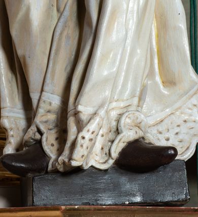 Zdjęcie nr 23: Ołtarz jednoosiowy, jednokondygnacyjny, ze zwieńczeniem. Mensa umieszczona na tumbie zwężającej się ku dołowi, ozdobionej od czoła płyciną prostokątną w złoconym obramieniu, pośrodku ze splecionymi literami imienia Maria. Nastawa flankowana ustawionymi ukośnie czworobocznymi, kanelowanymi filarami, dźwigającymi odcinki pełnego belkowania i gzymsu, przerwanych nad polem środkowym. Na tle filarów umieszczone na konsolach rzeźby: św. Stanisława Kostki (po lewej) i św. Ignacego Loyoli (po prawej). W polu środkowym, nad mensą zawieszony obraz w ozdobnej ramie z przedstawieniem św. Stanisława Kostki w półpostaci; wyżej prostokątna nisza, w której obraz Matki Boskiej z Dzieciątkiem. Zwieńczenie w kształcie aediculi zamkniętej łukiem półkolistym nadwieszonym, w której polu obraz z przedstawieniem św. Józefa w półpostaci. Po bokach, w osiach filarów odcinki przerwanego przyczółka na których rzeźby nagich, uskrzydlonych puttów.  Na gzymsie wieńczącym ołtarz Gołębica Ducha Świętego wśród promieni.