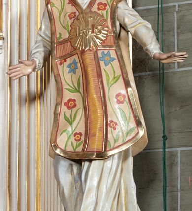 Zdjęcie nr 18: Ołtarz jednoosiowy, jednokondygnacyjny, ze zwieńczeniem. Mensa umieszczona na tumbie zwężającej się ku dołowi, ozdobionej od czoła płyciną prostokątną w złoconym obramieniu, pośrodku ze splecionymi literami imienia Maria. Nastawa flankowana ustawionymi ukośnie czworobocznymi, kanelowanymi filarami, dźwigającymi odcinki pełnego belkowania i gzymsu, przerwanych nad polem środkowym. Na tle filarów umieszczone na konsolach rzeźby: św. Stanisława Kostki (po lewej) i św. Ignacego Loyoli (po prawej). W polu środkowym, nad mensą zawieszony obraz w ozdobnej ramie z przedstawieniem św. Stanisława Kostki w półpostaci; wyżej prostokątna nisza, w której obraz Matki Boskiej z Dzieciątkiem. Zwieńczenie w kształcie aediculi zamkniętej łukiem półkolistym nadwieszonym, w której polu obraz z przedstawieniem św. Józefa w półpostaci. Po bokach, w osiach filarów odcinki przerwanego przyczółka na których rzeźby nagich, uskrzydlonych puttów.  Na gzymsie wieńczącym ołtarz Gołębica Ducha Świętego wśród promieni.