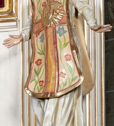 Zdjęcie nr 19: Ołtarz jednoosiowy, jednokondygnacyjny, ze zwieńczeniem. Mensa umieszczona na tumbie zwężającej się ku dołowi, ozdobionej od czoła płyciną prostokątną w złoconym obramieniu, pośrodku ze splecionymi literami imienia Maria. Nastawa flankowana ustawionymi ukośnie czworobocznymi, kanelowanymi filarami, dźwigającymi odcinki pełnego belkowania i gzymsu, przerwanych nad polem środkowym. Na tle filarów umieszczone na konsolach rzeźby: św. Stanisława Kostki (po lewej) i św. Ignacego Loyoli (po prawej). W polu środkowym, nad mensą zawieszony obraz w ozdobnej ramie z przedstawieniem św. Stanisława Kostki w półpostaci; wyżej prostokątna nisza, w której obraz Matki Boskiej z Dzieciątkiem. Zwieńczenie w kształcie aediculi zamkniętej łukiem półkolistym nadwieszonym, w której polu obraz z przedstawieniem św. Józefa w półpostaci. Po bokach, w osiach filarów odcinki przerwanego przyczółka na których rzeźby nagich, uskrzydlonych puttów.  Na gzymsie wieńczącym ołtarz Gołębica Ducha Świętego wśród promieni.