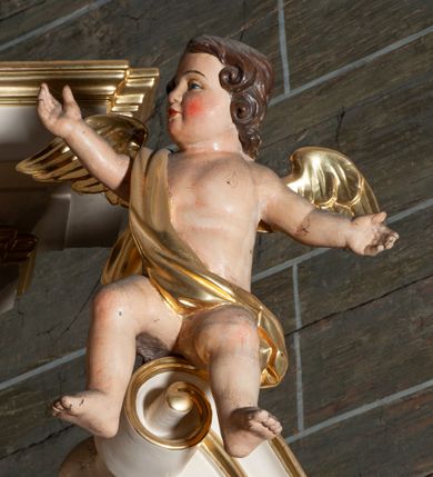 Zdjęcie nr 30: Ołtarz jednoosiowy, jednokondygnacyjny, ze zwieńczeniem. Mensa umieszczona na tumbie zwężającej się ku dołowi, ozdobionej od czoła płyciną prostokątną w złoconym obramieniu, pośrodku ze splecionymi literami imienia Maria. Nastawa flankowana ustawionymi ukośnie czworobocznymi, kanelowanymi filarami, dźwigającymi odcinki pełnego belkowania i gzymsu, przerwanych nad polem środkowym. Na tle filarów umieszczone na konsolach rzeźby: św. Stanisława Kostki (po lewej) i św. Ignacego Loyoli (po prawej). W polu środkowym, nad mensą zawieszony obraz w ozdobnej ramie z przedstawieniem św. Stanisława Kostki w półpostaci; wyżej prostokątna nisza, w której obraz Matki Boskiej z Dzieciątkiem. Zwieńczenie w kształcie aediculi zamkniętej łukiem półkolistym nadwieszonym, w której polu obraz z przedstawieniem św. Józefa w półpostaci. Po bokach, w osiach filarów odcinki przerwanego przyczółka na których rzeźby nagich, uskrzydlonych puttów.  Na gzymsie wieńczącym ołtarz Gołębica Ducha Świętego wśród promieni.