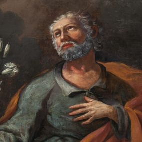 Zdjęcie nr 1: Obraz w kształcie prostokąta o wklęsłych bokach, zamkniętego łukiem półkolistym nadwieszonym, powtarzającym kształt zwieńczenia, z przedstawieniem św. Józefa w półpostaci. Święty ukazany jako starszy mężczyzna, frontalnie, z głową zwróconą lekko w prawo i wzrokiem skierowanym ku górze. Twarz pełna, z wysokim czołem i prostym nosem, okolona krótkimi kędzierzawymi, siwymi włosami i takimż zarostem. W prawej ręce, odwiedzionej od ciała nieco w bok i wyciągniętej do przodu, trzyma białą lilię, lewa ręka ugięta w łokciu, z dłonią przyłożoną do piersi. Ubrany w niebieską suknię z rozcięciem na piersi i szerokimi rękawami; okryty czerwonym płaszczem zarzuconym na lewe ramię, z prawą połą przełożoną przez przód postaci i przerzuconą przez lewe przedramię. Przed nim na pierwszym planie rozłożone narzędzia ciesielskie. W tle niebo i skłębione obłoki.  