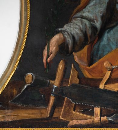 Zdjęcie nr 3: Obraz w kształcie prostokąta o wklęsłych bokach, zamkniętego łukiem półkolistym nadwieszonym, powtarzającym kształt zwieńczenia, z przedstawieniem św. Józefa w półpostaci. Święty ukazany jako starszy mężczyzna, frontalnie, z głową zwróconą lekko w prawo i wzrokiem skierowanym ku górze. Twarz pełna, z wysokim czołem i prostym nosem, okolona krótkimi kędzierzawymi, siwymi włosami i takimż zarostem. W prawej ręce, odwiedzionej od ciała nieco w bok i wyciągniętej do przodu, trzyma białą lilię, lewa ręka ugięta w łokciu, z dłonią przyłożoną do piersi. Ubrany w niebieską suknię z rozcięciem na piersi i szerokimi rękawami; okryty czerwonym płaszczem zarzuconym na lewe ramię, z prawą połą przełożoną przez przód postaci i przerzuconą przez lewe przedramię. Przed nim na pierwszym planie rozłożone narzędzia ciesielskie. W tle niebo i skłębione obłoki.  