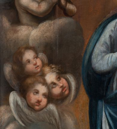 Zdjęcie nr 5: Obraz w kształcie prostokąta zbliżonego do kwadratu z przedstawieniem Matki Boskiej Niepokalanie Poczętej. Pośrodku kompozycji Maria stoi frontalnie, na półksiężycu, w lekkim kontrapoście, z prawą nogą ugiętą w kolanie, z rękami ugiętymi w łokciach i dłońmi złożonymi do modlitwy, ułożonymi na wysokości piersi. Głowa otoczona ciemnymi spływającymi na ramiona włosami, zwrócona lekko w prawo; wokół niej świetlisty nimb. Maria ubrana w długą, białą suknię z długimi rękawami i błękitny płaszcz zarzucony na ramiona. W górnych narożach obrazu dwa wychylające się spośród obłoków aniołki, jeden trzyma kwiat róży i wieniec z róż. Poniżej uskrzydlone główki aniołków. U dołu obrazu w tle daleki pejzaż.