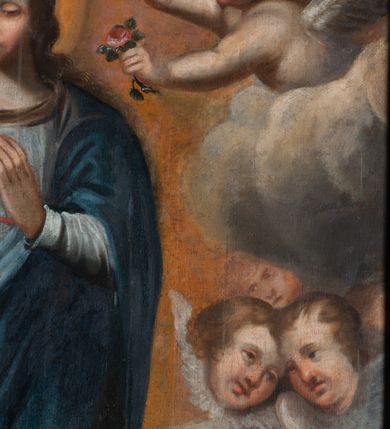 Zdjęcie nr 4: Obraz w kształcie prostokąta zbliżonego do kwadratu z przedstawieniem Matki Boskiej Niepokalanie Poczętej. Pośrodku kompozycji Maria stoi frontalnie, na półksiężycu, w lekkim kontrapoście, z prawą nogą ugiętą w kolanie, z rękami ugiętymi w łokciach i dłońmi złożonymi do modlitwy, ułożonymi na wysokości piersi. Głowa otoczona ciemnymi spływającymi na ramiona włosami, zwrócona lekko w prawo; wokół niej świetlisty nimb. Maria ubrana w długą, białą suknię z długimi rękawami i błękitny płaszcz zarzucony na ramiona. W górnych narożach obrazu dwa wychylające się spośród obłoków aniołki, jeden trzyma kwiat róży i wieniec z róż. Poniżej uskrzydlone główki aniołków. U dołu obrazu w tle daleki pejzaż.
