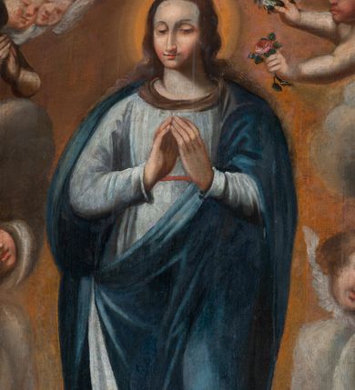 Zdjęcie nr 3: Obraz w kształcie prostokąta zbliżonego do kwadratu z przedstawieniem Matki Boskiej Niepokalanie Poczętej. Pośrodku kompozycji Maria stoi frontalnie, na półksiężycu, w lekkim kontrapoście, z prawą nogą ugiętą w kolanie, z rękami ugiętymi w łokciach i dłońmi złożonymi do modlitwy, ułożonymi na wysokości piersi. Głowa otoczona ciemnymi spływającymi na ramiona włosami, zwrócona lekko w prawo; wokół niej świetlisty nimb. Maria ubrana w długą, białą suknię z długimi rękawami i błękitny płaszcz zarzucony na ramiona. W górnych narożach obrazu dwa wychylające się spośród obłoków aniołki, jeden trzyma kwiat róży i wieniec z róż. Poniżej uskrzydlone główki aniołków. U dołu obrazu w tle daleki pejzaż.
