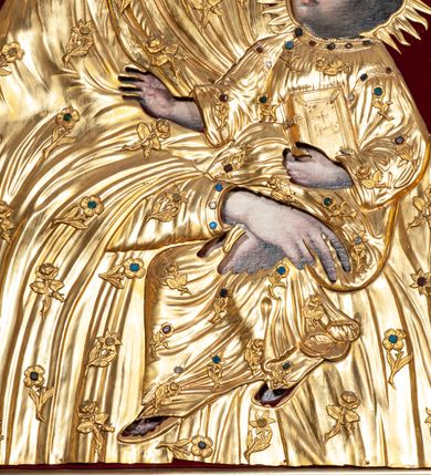 Zdjęcie nr 5: Przedstawienie Matki Boskiej z Dzieciątkiem w typie Matki Boskiej Śnieżnej. Twarz Marii, głowa i stopy Dzieciątka oraz dłonie malowane; szaty Marii i Dzieciątka promieniste nimby wokół głów oraz zamknięte korony wykonane z trybowanej złoconej blachy, ozdobione motywami kwiatów i kameryzacją. Tło z czerwonego aksamitu.