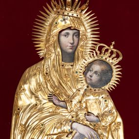 Zdjęcie nr 1: Przedstawienie Matki Boskiej z Dzieciątkiem w typie Matki Boskiej Śnieżnej. Twarz Marii, głowa i stopy Dzieciątka oraz dłonie malowane; szaty Marii i Dzieciątka promieniste nimby wokół głów oraz zamknięte korony wykonane z trybowanej złoconej blachy, ozdobione motywami kwiatów i kameryzacją. Tło z czerwonego aksamitu.