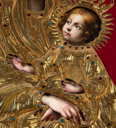 Zdjęcie nr 9: Przedstawienie Matki Boskiej z Dzieciątkiem w typie Matki Boskiej Śnieżnej. Twarz Marii, głowa i stopy Dzieciątka oraz dłonie malowane; szaty Marii i Dzieciątka promieniste nimby wokół głów oraz zamknięte korony wykonane z trybowanej złoconej blachy, ozdobione motywami kwiatów i kameryzacją. Tło z czerwonego aksamitu.