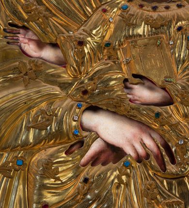 Zdjęcie nr 4: Przedstawienie Matki Boskiej z Dzieciątkiem w typie Matki Boskiej Śnieżnej. Twarz Marii, głowa i stopy Dzieciątka oraz dłonie malowane; szaty Marii i Dzieciątka promieniste nimby wokół głów oraz zamknięte korony wykonane z trybowanej złoconej blachy, ozdobione motywami kwiatów i kameryzacją. Tło z czerwonego aksamitu.