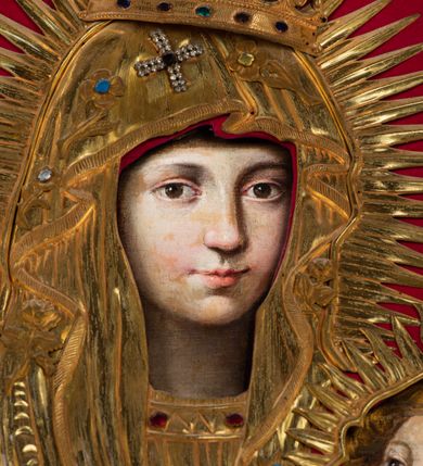 Zdjęcie nr 8: Przedstawienie Matki Boskiej z Dzieciątkiem w typie Matki Boskiej Śnieżnej. Twarz Marii, głowa i stopy Dzieciątka oraz dłonie malowane; szaty Marii i Dzieciątka promieniste nimby wokół głów oraz zamknięte korony wykonane z trybowanej złoconej blachy, ozdobione motywami kwiatów i kameryzacją. Tło z czerwonego aksamitu.