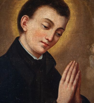 Zdjęcie nr 4: Obraz w kształcie prostokąta zamkniętego półkoliście z przedstawieniem św. Stanisława Kostki. Święty ukazany w półpostaci, zwrócony w trzech czwartych w lewo, z pochyloną głową, rękami zgiętymi w łokciach i dłońmi złożonymi do modlitwy na wysokości piersi. Twarz młodzieńcza, o jasnej karnacji. Ubrany w czarną sutannę jezuicką. Tło monochromatyczne, rozświetlone za głową świętego. U dołu obrazu napis czarną kapitałą na jasnym tle: S STANISLAUS KOSTKA SOCIETATIS IESU / PATRONUS HUIUS PAROCHIE QUAM(QUE) PESTE / HOMINUM ANNO 1678 LIBERAVIT. Obraz w drewnianej złoconej ramie w kształcie półkolistej arkady z kanelowanymi pilastrami, nadwieszonymi na konsolkach, z ażurowym fryzem arkadkowym u dołu. 