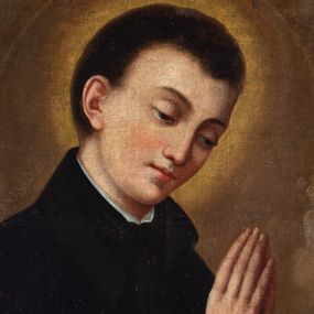 Zdjęcie nr 1: Obraz w kształcie prostokąta zamkniętego półkoliście z przedstawieniem św. Stanisława Kostki. Święty ukazany w półpostaci, zwrócony w trzech czwartych w lewo, z pochyloną głową, rękami zgiętymi w łokciach i dłońmi złożonymi do modlitwy na wysokości piersi. Twarz młodzieńcza, o jasnej karnacji. Ubrany w czarną sutannę jezuicką. Tło monochromatyczne, rozświetlone za głową świętego. U dołu obrazu napis czarną kapitałą na jasnym tle: S STANISLAUS KOSTKA SOCIETATIS IESU / PATRONUS HUIUS PAROCHIE QUAM(QUE) PESTE / HOMINUM ANNO 1678 LIBERAVIT. Obraz w drewnianej złoconej ramie w kształcie półkolistej arkady z kanelowanymi pilastrami, nadwieszonymi na konsolkach, z ażurowym fryzem arkadkowym u dołu.