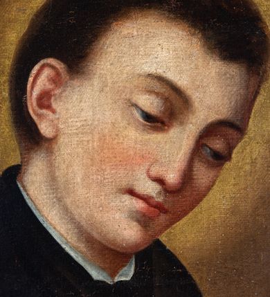 Zdjęcie nr 3: Obraz w kształcie prostokąta zamkniętego półkoliście z przedstawieniem św. Stanisława Kostki. Święty ukazany w półpostaci, zwrócony w trzech czwartych w lewo, z pochyloną głową, rękami zgiętymi w łokciach i dłońmi złożonymi do modlitwy na wysokości piersi. Twarz młodzieńcza, o jasnej karnacji. Ubrany w czarną sutannę jezuicką. Tło monochromatyczne, rozświetlone za głową świętego. U dołu obrazu napis czarną kapitałą na jasnym tle: S STANISLAUS KOSTKA SOCIETATIS IESU / PATRONUS HUIUS PAROCHIE QUAM(QUE) PESTE / HOMINUM ANNO 1678 LIBERAVIT. Obraz w drewnianej złoconej ramie w kształcie półkolistej arkady z kanelowanymi pilastrami, nadwieszonymi na konsolkach, z ażurowym fryzem arkadkowym u dołu. 