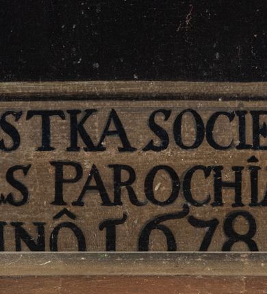 Zdjęcie nr 9: Obraz w kształcie prostokąta zamkniętego półkoliście z przedstawieniem św. Stanisława Kostki. Święty ukazany w półpostaci, zwrócony w trzech czwartych w lewo, z pochyloną głową, rękami zgiętymi w łokciach i dłońmi złożonymi do modlitwy na wysokości piersi. Twarz młodzieńcza, o jasnej karnacji. Ubrany w czarną sutannę jezuicką. Tło monochromatyczne, rozświetlone za głową świętego. U dołu obrazu napis czarną kapitałą na jasnym tle: S STANISLAUS KOSTKA SOCIETATIS IESU / PATRONUS HUIUS PAROCHIE QUAM(QUE) PESTE / HOMINUM ANNO 1678 LIBERAVIT. Obraz w drewnianej złoconej ramie w kształcie półkolistej arkady z kanelowanymi pilastrami, nadwieszonymi na konsolkach, z ażurowym fryzem arkadkowym u dołu. 