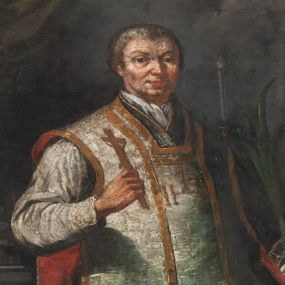 Zdjęcie nr 1: Obraz w kształcie prostokąta o wklęsłych bokach, zwieńczonego łukiem półkolistym nadwieszonym, dostosowany do kształtu zwieńczenia. Przedstawienie świętego Walentego w półpostaci, zwróconego w trzech czwartych w lewo. Święty, ukazany jako mężczyzna w średnim wieku, o pełnej twarzy okolonej krótkimi włosami, w ugiętych w łokciach rękach trzyma w prawej krzyż, w lewej palmę męczeństwa. Ubrany w białą albę i biały ornat ze złotymi galonami i z literami IHS na przedniej pretekście. W tle fragment monumentalnej architektury, kotara oraz krucyfiks z płonącymi świecami po bokach.