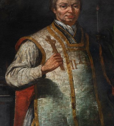 Zdjęcie nr 7: Obraz w kształcie prostokąta o wklęsłych bokach, zwieńczonego łukiem półkolistym nadwieszonym, dostosowany do kształtu zwieńczenia. Przedstawienie świętego Walentego w półpostaci, zwróconego w trzech czwartych w lewo. Święty, ukazany jako mężczyzna w średnim wieku, o pełnej twarzy okolonej krótkimi włosami, w ugiętych w łokciach rękach trzyma w prawej krzyż, w lewej palmę męczeństwa. Ubrany w białą albę i biały ornat ze złotymi galonami i z literami IHS na przedniej pretekście. W tle fragment monumentalnej architektury, kotara oraz krucyfiks z płonącymi świecami po bokach.