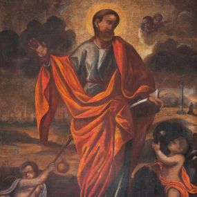 Zdjęcie nr 1: Obraz w kształcie prostokąta zamkniętego łukiem półkolistym nadwieszonym, u dołu z półkolistym wycięciem. Święty przedstawiony w całej postaci, frontalnie, z głową pochyloną na lewy bark i ukazaną w trzech czwartych; stoi w lekkim kontrapoście z wysuniętą prawą stopą; lewą ręką podtrzymuje opartą na biodrze otwartą księgę, lewa ręka ugięta w łokciu, odwiedziona w bok od ciała, z otwartą dłonią skierowaną do widza. Twarz o ciemnej karnacji okolona długimi ciemnymi włosami i takimż zarostem. Ubrany w długą błękitną suknię, okryty czerwoną draperią zarzuconą na lewe ramię, osłaniającą sylwetkę od bioder w dół i przewieszoną przez prawe przedramię. Po bokach świętego dwa uskrzydlone putta, putto po lewej trzyma kij pielgrzymi z zawieszonym bukłakiem, obok na ziemi leży miecz. Ponad głową Apostoła unosi się trzecie putto trzymające w lewej palmę męczeństwa, w prawej ręce wieniec z róż. W tle pejzaż ze scenami życia świętego oraz niebo rozjaśnione za jego głową.