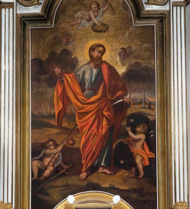 Zdjęcie nr 20: Obraz w kształcie prostokąta zamkniętego łukiem półkolistym nadwieszonym, u dołu z półkolistym wycięciem. Święty przedstawiony w całej postaci, frontalnie, z głową pochyloną na lewy bark i ukazaną w trzech czwartych; stoi w lekkim kontrapoście z wysuniętą prawą stopą; lewą ręką podtrzymuje opartą na biodrze otwartą księgę, lewa ręka ugięta w łokciu, odwiedziona w bok od ciała, z otwartą dłonią skierowaną do widza. Twarz o ciemnej karnacji okolona długimi ciemnymi włosami i takimż zarostem. Ubrany w długą błękitną suknię, okryty czerwoną draperią zarzuconą na lewe ramię, osłaniającą sylwetkę od bioder w dół i przewieszoną przez prawe przedramię. Po bokach świętego dwa uskrzydlone putta, putto po lewej trzyma kij pielgrzymi z zawieszonym bukłakiem, obok na ziemi leży miecz. Ponad głową Apostoła unosi się trzecie putto trzymające w lewej palmę męczeństwa, w prawej ręce wieniec z róż. W tle pejzaż ze scenami życia świętego oraz niebo rozjaśnione za jego głową.     