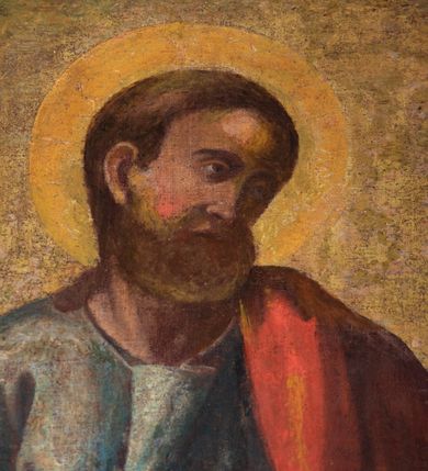 Zdjęcie nr 5: Obraz w kształcie prostokąta zamkniętego łukiem półkolistym nadwieszonym, u dołu z półkolistym wycięciem. Święty przedstawiony w całej postaci, frontalnie, z głową pochyloną na lewy bark i ukazaną w trzech czwartych; stoi w lekkim kontrapoście z wysuniętą prawą stopą; lewą ręką podtrzymuje opartą na biodrze otwartą księgę, lewa ręka ugięta w łokciu, odwiedziona w bok od ciała, z otwartą dłonią skierowaną do widza. Twarz o ciemnej karnacji okolona długimi ciemnymi włosami i takimż zarostem. Ubrany w długą błękitną suknię, okryty czerwoną draperią zarzuconą na lewe ramię, osłaniającą sylwetkę od bioder w dół i przewieszoną przez prawe przedramię. Po bokach świętego dwa uskrzydlone putta, putto po lewej trzyma kij pielgrzymi z zawieszonym bukłakiem, obok na ziemi leży miecz. Ponad głową Apostoła unosi się trzecie putto trzymające w lewej palmę męczeństwa, w prawej ręce wieniec z róż. W tle pejzaż ze scenami życia świętego oraz niebo rozjaśnione za jego głową.     