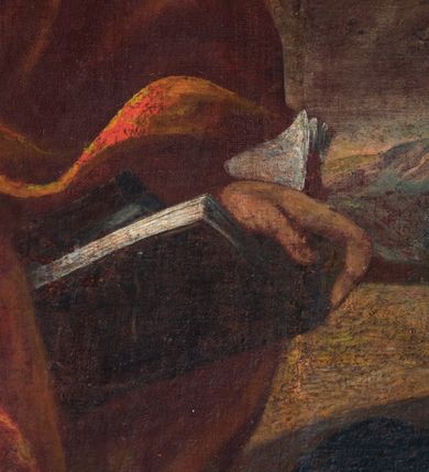 Zdjęcie nr 6: Obraz w kształcie prostokąta zamkniętego łukiem półkolistym nadwieszonym, u dołu z półkolistym wycięciem. Święty przedstawiony w całej postaci, frontalnie, z głową pochyloną na lewy bark i ukazaną w trzech czwartych; stoi w lekkim kontrapoście z wysuniętą prawą stopą; lewą ręką podtrzymuje opartą na biodrze otwartą księgę, lewa ręka ugięta w łokciu, odwiedziona w bok od ciała, z otwartą dłonią skierowaną do widza. Twarz o ciemnej karnacji okolona długimi ciemnymi włosami i takimż zarostem. Ubrany w długą błękitną suknię, okryty czerwoną draperią zarzuconą na lewe ramię, osłaniającą sylwetkę od bioder w dół i przewieszoną przez prawe przedramię. Po bokach świętego dwa uskrzydlone putta, putto po lewej trzyma kij pielgrzymi z zawieszonym bukłakiem, obok na ziemi leży miecz. Ponad głową Apostoła unosi się trzecie putto trzymające w lewej palmę męczeństwa, w prawej ręce wieniec z róż. W tle pejzaż ze scenami życia świętego oraz niebo rozjaśnione za jego głową.     