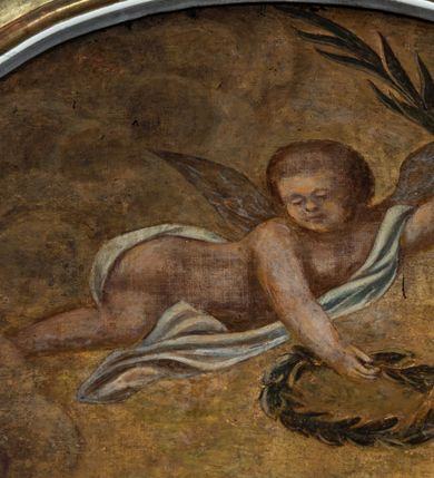 Zdjęcie nr 7: Obraz w kształcie prostokąta zamkniętego łukiem półkolistym nadwieszonym, u dołu z półkolistym wycięciem. Święty przedstawiony w całej postaci, frontalnie, z głową pochyloną na lewy bark i ukazaną w trzech czwartych; stoi w lekkim kontrapoście z wysuniętą prawą stopą; lewą ręką podtrzymuje opartą na biodrze otwartą księgę, lewa ręka ugięta w łokciu, odwiedziona w bok od ciała, z otwartą dłonią skierowaną do widza. Twarz o ciemnej karnacji okolona długimi ciemnymi włosami i takimż zarostem. Ubrany w długą błękitną suknię, okryty czerwoną draperią zarzuconą na lewe ramię, osłaniającą sylwetkę od bioder w dół i przewieszoną przez prawe przedramię. Po bokach świętego dwa uskrzydlone putta, putto po lewej trzyma kij pielgrzymi z zawieszonym bukłakiem, obok na ziemi leży miecz. Ponad głową Apostoła unosi się trzecie putto trzymające w lewej palmę męczeństwa, w prawej ręce wieniec z róż. W tle pejzaż ze scenami życia świętego oraz niebo rozjaśnione za jego głową.     