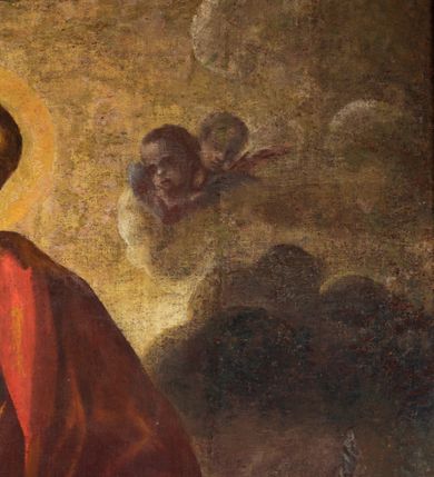 Zdjęcie nr 8: Obraz w kształcie prostokąta zamkniętego łukiem półkolistym nadwieszonym, u dołu z półkolistym wycięciem. Święty przedstawiony w całej postaci, frontalnie, z głową pochyloną na lewy bark i ukazaną w trzech czwartych; stoi w lekkim kontrapoście z wysuniętą prawą stopą; lewą ręką podtrzymuje opartą na biodrze otwartą księgę, lewa ręka ugięta w łokciu, odwiedziona w bok od ciała, z otwartą dłonią skierowaną do widza. Twarz o ciemnej karnacji okolona długimi ciemnymi włosami i takimż zarostem. Ubrany w długą błękitną suknię, okryty czerwoną draperią zarzuconą na lewe ramię, osłaniającą sylwetkę od bioder w dół i przewieszoną przez prawe przedramię. Po bokach świętego dwa uskrzydlone putta, putto po lewej trzyma kij pielgrzymi z zawieszonym bukłakiem, obok na ziemi leży miecz. Ponad głową Apostoła unosi się trzecie putto trzymające w lewej palmę męczeństwa, w prawej ręce wieniec z róż. W tle pejzaż ze scenami życia świętego oraz niebo rozjaśnione za jego głową.     