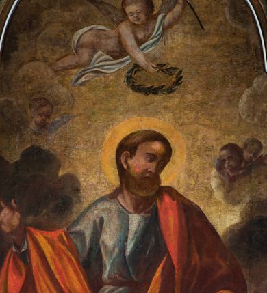 Zdjęcie nr 14: Obraz w kształcie prostokąta zamkniętego łukiem półkolistym nadwieszonym, u dołu z półkolistym wycięciem. Święty przedstawiony w całej postaci, frontalnie, z głową pochyloną na lewy bark i ukazaną w trzech czwartych; stoi w lekkim kontrapoście z wysuniętą prawą stopą; lewą ręką podtrzymuje opartą na biodrze otwartą księgę, lewa ręka ugięta w łokciu, odwiedziona w bok od ciała, z otwartą dłonią skierowaną do widza. Twarz o ciemnej karnacji okolona długimi ciemnymi włosami i takimż zarostem. Ubrany w długą błękitną suknię, okryty czerwoną draperią zarzuconą na lewe ramię, osłaniającą sylwetkę od bioder w dół i przewieszoną przez prawe przedramię. Po bokach świętego dwa uskrzydlone putta, putto po lewej trzyma kij pielgrzymi z zawieszonym bukłakiem, obok na ziemi leży miecz. Ponad głową Apostoła unosi się trzecie putto trzymające w lewej palmę męczeństwa, w prawej ręce wieniec z róż. W tle pejzaż ze scenami życia świętego oraz niebo rozjaśnione za jego głową.     