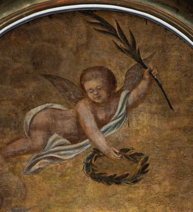 Zdjęcie nr 11: Obraz w kształcie prostokąta zamkniętego łukiem półkolistym nadwieszonym, u dołu z półkolistym wycięciem. Święty przedstawiony w całej postaci, frontalnie, z głową pochyloną na lewy bark i ukazaną w trzech czwartych; stoi w lekkim kontrapoście z wysuniętą prawą stopą; lewą ręką podtrzymuje opartą na biodrze otwartą księgę, lewa ręka ugięta w łokciu, odwiedziona w bok od ciała, z otwartą dłonią skierowaną do widza. Twarz o ciemnej karnacji okolona długimi ciemnymi włosami i takimż zarostem. Ubrany w długą błękitną suknię, okryty czerwoną draperią zarzuconą na lewe ramię, osłaniającą sylwetkę od bioder w dół i przewieszoną przez prawe przedramię. Po bokach świętego dwa uskrzydlone putta, putto po lewej trzyma kij pielgrzymi z zawieszonym bukłakiem, obok na ziemi leży miecz. Ponad głową Apostoła unosi się trzecie putto trzymające w lewej palmę męczeństwa, w prawej ręce wieniec z róż. W tle pejzaż ze scenami życia świętego oraz niebo rozjaśnione za jego głową.     