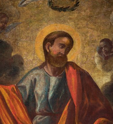 Zdjęcie nr 18: Obraz w kształcie prostokąta zamkniętego łukiem półkolistym nadwieszonym, u dołu z półkolistym wycięciem. Święty przedstawiony w całej postaci, frontalnie, z głową pochyloną na lewy bark i ukazaną w trzech czwartych; stoi w lekkim kontrapoście z wysuniętą prawą stopą; lewą ręką podtrzymuje opartą na biodrze otwartą księgę, lewa ręka ugięta w łokciu, odwiedziona w bok od ciała, z otwartą dłonią skierowaną do widza. Twarz o ciemnej karnacji okolona długimi ciemnymi włosami i takimż zarostem. Ubrany w długą błękitną suknię, okryty czerwoną draperią zarzuconą na lewe ramię, osłaniającą sylwetkę od bioder w dół i przewieszoną przez prawe przedramię. Po bokach świętego dwa uskrzydlone putta, putto po lewej trzyma kij pielgrzymi z zawieszonym bukłakiem, obok na ziemi leży miecz. Ponad głową Apostoła unosi się trzecie putto trzymające w lewej palmę męczeństwa, w prawej ręce wieniec z róż. W tle pejzaż ze scenami życia świętego oraz niebo rozjaśnione za jego głową.     