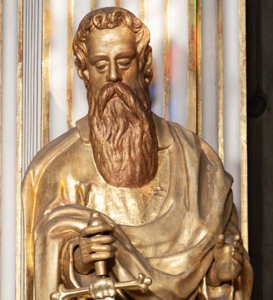 Zdjęcie nr 1: Rzeźba pełnoplastyczna, przyścienna, ustawiona na prostopadłościennym, wykonanym z czarnego marmuru relikwiarzu różnych świętych. Święty przedstawiony w całej postaci, stoi w lekkim kontrapoście, z rękami ugiętymi w łokciach, prawą dłonią trzyma rękojeść długiego srebrzystego miecza. Twarz pociągła okolona kędzierzawymi siwymi włosami i długą brodą. Ubrany w długą, sięgającą do kostek złotą  suknię i zarzucony na ramiona złoty płaszcz. 