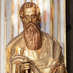 Zdjęcie nr 1: Rzeźba pełnoplastyczna, przyścienna, ustawiona na prostopadłościennym, wykonanym z czarnego marmuru relikwiarzu różnych świętych. Święty przedstawiony w całej postaci, stoi w lekkim kontrapoście, z rękami ugiętymi w łokciach, prawą dłonią trzyma rękojeść długiego srebrzystego miecza. Twarz pociągła okolona kędzierzawymi siwymi włosami i długą brodą. Ubrany w długą, sięgającą do kostek złotą  suknię i zarzucony na ramiona złoty płaszcz. 