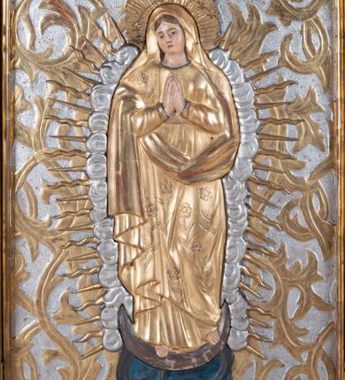 Zdjęcie nr 3: Feretron dwustronny z płaskorzeźbą Najświętszej Marii Panny Niepokalanie Poczętej na awersie oraz płaskorzeźbą ze sceną Narodzenia Najświętszej Marii Panny na rewersie, ustawiony na niskim postumencie o fantazyjnym wykroju z osią główną wysuniętą do przodu oraz narożnikami ustawionymi ukośnie. W postumencie dziewięć przeszklonych gablotek mieszczących relikwie świętych, które opisane są na małych karteczkach, otoczone różnego rodzaju kwiatkami  i gwiazdkami wykonanymi z papieru i cienkich blaszek. Otwory gablotek  o różnorodnym, fantazyjnym, opływowym wykroju. Na górnej powierzchni podstawy, po bokach małe otwory po zatkniętych w nich, niezachowanych rzeźbach apostołów. Rama obrazów w kształcie stojącego prostokąta, ujęta po każdej stronie trzema gablotkami otoczonymi rzeźbionym ornamentem rocaille'owym. W zwieńczeniu takie same, mniejsze gablotki, pośrodku zamiast relikwii owalna plakietka z kości z przedstawieniem Ucieczki do Egiptu. W zwieńczeniu na obłokach dwa aniołki podtrzymujące koronę. Na rewersie struktura feretronu o takim samym kształcie. Podstawa zdobiona gęstą wicią ze stylizowanych liści akantu zamkniętą w kształcie prostokąta leżącego.  Po bokach zamiast gablotek owoidalne pola, w których znajduje się złocona, drobna kratka.  W zwieńczeniu, w polu środkowym monogram Marii, powyżej aniołki trzymające koronę widoczne od tyłu.

Na awersie płaskorzeźba z przedstawieniem Najświętszej Marii Panny Niepokalanie Poczętej. Maria ukazana w postawie stojącej, frontalnie, na półksiężycu  i globie ziemskim, depcząca bosymi stopami węża, ze złożonymi w geście modlitwy rękami, z głową delikatnie przechyloną w prawą stronę. Twarz owalna z małymi i wąskimi ustami, wzrokiem skierowanym w dal. Włosy jasnobrązowe z przedziałkiem pośrodku, skryte pod płaszczem. Ubrana w długą, złoconą suknię z długimi rękawami, przewiązaną pod biustem oraz złoty płaszcz założony  na głowę i otulający całą postać, z lewym końcem przerzuconym przez prawe przedramię. W dolnej partii płaszcza oraz na prawej piersi ryta dekoracja roślinna, składająca się z sześciu ulistnionych gałązek z pięcio- lub sześciopłatkowymi kwiatkami. Wokół całej postaci Marii otok z srebrnych obłoków oraz promieni naprzemiennie prostych  i falujących. Wokół głowy złoty, kolisty nimb z gęsto ułożonych promieni; na nim okrąg z gwiazd dwunastu, częściowo nie zachowany. Tło srebrne, zdobione złoconą  i płaskorzeźbioną wicią z liści stylizujących suchy akant.

Na rewersie płaskorzeźba z przedstawieniem Narodzenia Najświętszej Marii Panny. Kompozycja dwustrefowa, w dolnej partii ukazani św. Joachim i św. Anna, w górnej Bóg Ojciec i Matka Boska w otoczeniu uskrzydlonych główek anielskich. Rodzice Marii w pozycji klęczącej, zwróceni trzy czwarte  ku środkowi. Ubrani w długie i złocone suknie z długimi rękawami oraz złote płaszcze, św. Anna z welonem na głowie. Pomiędzy nimi ustawiona ukośnie kołyska, ozdobiona na narożu uskrzydloną główką aniołka, przykryta długą tkaniną. U nóg św. Anny zamknięta księga, na obwolucie zdobiona prostym, łacińskim krzyżykiem. Po prawej stronie obrazu, za św. Anną, na wysokim postumencie antykizujący dzban. W górnej partii kompozycji Bóg Ojciec widoczny w półpostaci, frontalnie,  w lewym ręku trzymający jabłko królewskie, prawą wyciągający ku Marii. Ubrany  w złotą szatę z długimi rękawami oraz złoty płaszcz z rozwianym jednym końcem  po jego prawej stronie, wokół głowy złoty i trójkątny nimb. Twarz okolona gęstą i siwą brodą oraz siwymi, średniej długości włosami. Maria ukazana poniżej Boga Ojca,  w młodzieńczym wieku, w postawie stojącej na półksiężycu, frontalnie, z rękami złożonymi w geście modlitwy. Ubrana w długą i złotą suknię z długimi rękawami oraz złoty płaszcz, którego koniec przerzucony przez lewe ramię; wokół głowy złoty okrągły nimb. Włosy długie i jasnobrązowe, opadające na plecy. Tło utworzone  z obłoków. Wokół Boga Ojca i Marii cztery uskrzydlone główki aniołków o wyraźnie zaznaczonych pucułowatych policzkach. 

Relikwie  świętych umieszczone w niewielkich gablotkach za szybkami, opisane na karteczkach. Zwieńczenie feretronu, od lewej: nierozpoznane relikwie świętego, plakietka z kości  z przedstawieniem Ucieczki do Egiptu, relikwie „Sancta THERESIA Virgo”  Prawy bok feretronu, od góry: relikwie „Sanctae Katarzyny Panny”, relikwie „Sanctae Rozalii Panny”, relikwie „Sancta Illuminata Martir”. Podstawa feretronu, od lewej: relikwie „Sanctus Benedicti Martyr, Sancta Victoria Virgo Martyr, Sancti Floryana Męczennika”; relikwie „Sanctae Marciana Virgo Martyr”; relikwie  „Sanctus Quirini Martir”; relikwie „Sancti Jucundina Martyr”; relikwie „Sanctus Mansueti M.,  Sancta Eugenia Virgo Martyr, Sanctae Bronisławy”. Lewy bok feretronu, od góry: relikwie „Sanctus Jana Kantego”, relikwie „Sanctae Honorati Martyr”, relikwie „Sancta Illuminata Martir”. Plakietka ze sceną ucieczki do Egiptu o kształcie owalnym. W centrum kompozycji ukazani św. Józef oraz Maria z Dzieciątkiem Jezus na osiołku. Wokół słabo czytelny napis: „Cetur doms(e) in aeg vivo[?].” Rzeźby aniołków w zwieńczeniu usytuowane przeciwstawnie, diagonalnie, zwrócone górną partią ciała ku środkowi, jedną ręką podtrzymujące koronę. Ubrane w wąską tkaninę przerzuconą przez jedno z ramion i zwiewnie opadającą w dół. Korona w typie zamkniętym. Struktura feretronu złocona i srebrzona.	