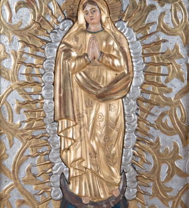 Zdjęcie nr 4: Feretron dwustronny z płaskorzeźbą Najświętszej Marii Panny Niepokalanie Poczętej na awersie oraz płaskorzeźbą ze sceną Narodzenia Najświętszej Marii Panny na rewersie, ustawiony na niskim postumencie o fantazyjnym wykroju z osią główną wysuniętą do przodu oraz narożnikami ustawionymi ukośnie. W postumencie dziewięć przeszklonych gablotek mieszczących relikwie świętych, które opisane są na małych karteczkach, otoczone różnego rodzaju kwiatkami  i gwiazdkami wykonanymi z papieru i cienkich blaszek. Otwory gablotek  o różnorodnym, fantazyjnym, opływowym wykroju. Na górnej powierzchni podstawy, po bokach małe otwory po zatkniętych w nich, niezachowanych rzeźbach apostołów. Rama obrazów w kształcie stojącego prostokąta, ujęta po każdej stronie trzema gablotkami otoczonymi rzeźbionym ornamentem rocaille&#039;owym. W zwieńczeniu takie same, mniejsze gablotki, pośrodku zamiast relikwii owalna plakietka z kości z przedstawieniem Ucieczki do Egiptu. W zwieńczeniu na obłokach dwa aniołki podtrzymujące koronę. Na rewersie struktura feretronu o takim samym kształcie. Podstawa zdobiona gęstą wicią ze stylizowanych liści akantu zamkniętą w kształcie prostokąta leżącego.  Po bokach zamiast gablotek owoidalne pola, w których znajduje się złocona, drobna kratka.  W zwieńczeniu, w polu środkowym monogram Marii, powyżej aniołki trzymające koronę widoczne od tyłu.

Na awersie płaskorzeźba z przedstawieniem Najświętszej Marii Panny Niepokalanie Poczętej. Maria ukazana w postawie stojącej, frontalnie, na półksiężycu  i globie ziemskim, depcząca bosymi stopami węża, ze złożonymi w geście modlitwy rękami, z głową delikatnie przechyloną w prawą stronę. Twarz owalna z małymi i wąskimi ustami, wzrokiem skierowanym w dal. Włosy jasnobrązowe z przedziałkiem pośrodku, skryte pod płaszczem. Ubrana w długą, złoconą suknię z długimi rękawami, przewiązaną pod biustem oraz złoty płaszcz założony  na głowę i otulający całą postać, z lewym końcem przerzuconym przez prawe przedramię. W dolnej partii płaszcza oraz na prawej piersi ryta dekoracja roślinna, składająca się z sześciu ulistnionych gałązek z pięcio- lub sześciopłatkowymi kwiatkami. Wokół całej postaci Marii otok z srebrnych obłoków oraz promieni naprzemiennie prostych  i falujących. Wokół głowy złoty, kolisty nimb z gęsto ułożonych promieni; na nim okrąg z gwiazd dwunastu, częściowo nie zachowany. Tło srebrne, zdobione złoconą  i płaskorzeźbioną wicią z liści stylizujących suchy akant.

Na rewersie płaskorzeźba z przedstawieniem Narodzenia Najświętszej Marii Panny. Kompozycja dwustrefowa, w dolnej partii ukazani św. Joachim i św. Anna, w górnej Bóg Ojciec i Matka Boska w otoczeniu uskrzydlonych główek anielskich. Rodzice Marii w pozycji klęczącej, zwróceni trzy czwarte  ku środkowi. Ubrani w długie i złocone suknie z długimi rękawami oraz złote płaszcze, św. Anna z welonem na głowie. Pomiędzy nimi ustawiona ukośnie kołyska, ozdobiona na narożu uskrzydloną główką aniołka, przykryta długą tkaniną. U nóg św. Anny zamknięta księga, na obwolucie zdobiona prostym, łacińskim krzyżykiem. Po prawej stronie obrazu, za św. Anną, na wysokim postumencie antykizujący dzban. W górnej partii kompozycji Bóg Ojciec widoczny w półpostaci, frontalnie,  w lewym ręku trzymający jabłko królewskie, prawą wyciągający ku Marii. Ubrany  w złotą szatę z długimi rękawami oraz złoty płaszcz z rozwianym jednym końcem  po jego prawej stronie, wokół głowy złoty i trójkątny nimb. Twarz okolona gęstą i siwą brodą oraz siwymi, średniej długości włosami. Maria ukazana poniżej Boga Ojca,  w młodzieńczym wieku, w postawie stojącej na półksiężycu, frontalnie, z rękami złożonymi w geście modlitwy. Ubrana w długą i złotą suknię z długimi rękawami oraz złoty płaszcz, którego koniec przerzucony przez lewe ramię; wokół głowy złoty okrągły nimb. Włosy długie i jasnobrązowe, opadające na plecy. Tło utworzone  z obłoków. Wokół Boga Ojca i Marii cztery uskrzydlone główki aniołków o wyraźnie zaznaczonych pucułowatych policzkach. 

Relikwie  świętych umieszczone w niewielkich gablotkach za szybkami, opisane na karteczkach. Zwieńczenie feretronu, od lewej: nierozpoznane relikwie świętego, plakietka z kości  z przedstawieniem Ucieczki do Egiptu, relikwie „Sancta THERESIA Virgo”  Prawy bok feretronu, od góry: relikwie „Sanctae Katarzyny Panny”, relikwie „Sanctae Rozalii Panny”, relikwie „Sancta Illuminata Martir”. Podstawa feretronu, od lewej: relikwie „Sanctus Benedicti Martyr, Sancta Victoria Virgo Martyr, Sancti Floryana Męczennika”; relikwie „Sanctae Marciana Virgo Martyr”; relikwie  „Sanctus Quirini Martir”; relikwie „Sancti Jucundina Martyr”; relikwie „Sanctus Mansueti M.,  Sancta Eugenia Virgo Martyr, Sanctae Bronisławy”. Lewy bok feretronu, od góry: relikwie „Sanctus Jana Kantego”, relikwie „Sanctae Honorati Martyr”, relikwie „Sancta Illuminata Martir”. Plakietka ze sceną ucieczki do Egiptu o kształcie owalnym. W centrum kompozycji ukazani św. Józef oraz Maria z Dzieciątkiem Jezus na osiołku. Wokół słabo czytelny napis: „Cetur doms(e) in aeg vivo[?].” Rzeźby aniołków w zwieńczeniu usytuowane przeciwstawnie, diagonalnie, zwrócone górną partią ciała ku środkowi, jedną ręką podtrzymujące koronę. Ubrane w wąską tkaninę przerzuconą przez jedno z ramion i zwiewnie opadającą w dół. Korona w typie zamkniętym. Struktura feretronu złocona i srebrzona.	