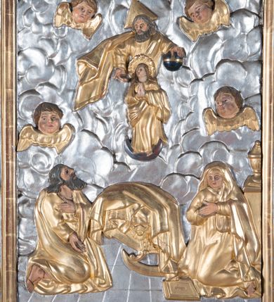 Zdjęcie nr 23: Feretron dwustronny z płaskorzeźbą Najświętszej Marii Panny Niepokalanie Poczętej na awersie oraz płaskorzeźbą ze sceną Narodzenia Najświętszej Marii Panny na rewersie, ustawiony na niskim postumencie o fantazyjnym wykroju z osią główną wysuniętą do przodu oraz narożnikami ustawionymi ukośnie. W postumencie dziewięć przeszklonych gablotek mieszczących relikwie świętych, które opisane są na małych karteczkach, otoczone różnego rodzaju kwiatkami  i gwiazdkami wykonanymi z papieru i cienkich blaszek. Otwory gablotek  o różnorodnym, fantazyjnym, opływowym wykroju. Na górnej powierzchni podstawy, po bokach małe otwory po zatkniętych w nich, niezachowanych rzeźbach apostołów. Rama obrazów w kształcie stojącego prostokąta, ujęta po każdej stronie trzema gablotkami otoczonymi rzeźbionym ornamentem rocaille&#039;owym. W zwieńczeniu takie same, mniejsze gablotki, pośrodku zamiast relikwii owalna plakietka z kości z przedstawieniem Ucieczki do Egiptu. W zwieńczeniu na obłokach dwa aniołki podtrzymujące koronę. Na rewersie struktura feretronu o takim samym kształcie. Podstawa zdobiona gęstą wicią ze stylizowanych liści akantu zamkniętą w kształcie prostokąta leżącego.  Po bokach zamiast gablotek owoidalne pola, w których znajduje się złocona, drobna kratka.  W zwieńczeniu, w polu środkowym monogram Marii, powyżej aniołki trzymające koronę widoczne od tyłu.

Na awersie płaskorzeźba z przedstawieniem Najświętszej Marii Panny Niepokalanie Poczętej. Maria ukazana w postawie stojącej, frontalnie, na półksiężycu  i globie ziemskim, depcząca bosymi stopami węża, ze złożonymi w geście modlitwy rękami, z głową delikatnie przechyloną w prawą stronę. Twarz owalna z małymi i wąskimi ustami, wzrokiem skierowanym w dal. Włosy jasnobrązowe z przedziałkiem pośrodku, skryte pod płaszczem. Ubrana w długą, złoconą suknię z długimi rękawami, przewiązaną pod biustem oraz złoty płaszcz założony  na głowę i otulający całą postać, z lewym końcem przerzuconym przez prawe przedramię. W dolnej partii płaszcza oraz na prawej piersi ryta dekoracja roślinna, składająca się z sześciu ulistnionych gałązek z pięcio- lub sześciopłatkowymi kwiatkami. Wokół całej postaci Marii otok z srebrnych obłoków oraz promieni naprzemiennie prostych  i falujących. Wokół głowy złoty, kolisty nimb z gęsto ułożonych promieni; na nim okrąg z gwiazd dwunastu, częściowo nie zachowany. Tło srebrne, zdobione złoconą  i płaskorzeźbioną wicią z liści stylizujących suchy akant.

Na rewersie płaskorzeźba z przedstawieniem Narodzenia Najświętszej Marii Panny. Kompozycja dwustrefowa, w dolnej partii ukazani św. Joachim i św. Anna, w górnej Bóg Ojciec i Matka Boska w otoczeniu uskrzydlonych główek anielskich. Rodzice Marii w pozycji klęczącej, zwróceni trzy czwarte  ku środkowi. Ubrani w długie i złocone suknie z długimi rękawami oraz złote płaszcze, św. Anna z welonem na głowie. Pomiędzy nimi ustawiona ukośnie kołyska, ozdobiona na narożu uskrzydloną główką aniołka, przykryta długą tkaniną. U nóg św. Anny zamknięta księga, na obwolucie zdobiona prostym, łacińskim krzyżykiem. Po prawej stronie obrazu, za św. Anną, na wysokim postumencie antykizujący dzban. W górnej partii kompozycji Bóg Ojciec widoczny w półpostaci, frontalnie,  w lewym ręku trzymający jabłko królewskie, prawą wyciągający ku Marii. Ubrany  w złotą szatę z długimi rękawami oraz złoty płaszcz z rozwianym jednym końcem  po jego prawej stronie, wokół głowy złoty i trójkątny nimb. Twarz okolona gęstą i siwą brodą oraz siwymi, średniej długości włosami. Maria ukazana poniżej Boga Ojca,  w młodzieńczym wieku, w postawie stojącej na półksiężycu, frontalnie, z rękami złożonymi w geście modlitwy. Ubrana w długą i złotą suknię z długimi rękawami oraz złoty płaszcz, którego koniec przerzucony przez lewe ramię; wokół głowy złoty okrągły nimb. Włosy długie i jasnobrązowe, opadające na plecy. Tło utworzone  z obłoków. Wokół Boga Ojca i Marii cztery uskrzydlone główki aniołków o wyraźnie zaznaczonych pucułowatych policzkach. 

Relikwie  świętych umieszczone w niewielkich gablotkach za szybkami, opisane na karteczkach. Zwieńczenie feretronu, od lewej: nierozpoznane relikwie świętego, plakietka z kości  z przedstawieniem Ucieczki do Egiptu, relikwie „Sancta THERESIA Virgo”  Prawy bok feretronu, od góry: relikwie „Sanctae Katarzyny Panny”, relikwie „Sanctae Rozalii Panny”, relikwie „Sancta Illuminata Martir”. Podstawa feretronu, od lewej: relikwie „Sanctus Benedicti Martyr, Sancta Victoria Virgo Martyr, Sancti Floryana Męczennika”; relikwie „Sanctae Marciana Virgo Martyr”; relikwie  „Sanctus Quirini Martir”; relikwie „Sancti Jucundina Martyr”; relikwie „Sanctus Mansueti M.,  Sancta Eugenia Virgo Martyr, Sanctae Bronisławy”. Lewy bok feretronu, od góry: relikwie „Sanctus Jana Kantego”, relikwie „Sanctae Honorati Martyr”, relikwie „Sancta Illuminata Martir”. Plakietka ze sceną ucieczki do Egiptu o kształcie owalnym. W centrum kompozycji ukazani św. Józef oraz Maria z Dzieciątkiem Jezus na osiołku. Wokół słabo czytelny napis: „Cetur doms(e) in aeg vivo[?].” Rzeźby aniołków w zwieńczeniu usytuowane przeciwstawnie, diagonalnie, zwrócone górną partią ciała ku środkowi, jedną ręką podtrzymujące koronę. Ubrane w wąską tkaninę przerzuconą przez jedno z ramion i zwiewnie opadającą w dół. Korona w typie zamkniętym. Struktura feretronu złocona i srebrzona.	