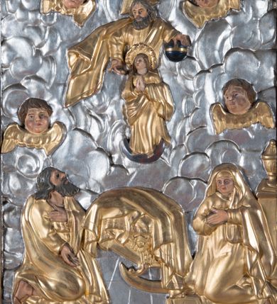 Zdjęcie nr 22: Feretron dwustronny z płaskorzeźbą Najświętszej Marii Panny Niepokalanie Poczętej na awersie oraz płaskorzeźbą ze sceną Narodzenia Najświętszej Marii Panny na rewersie, ustawiony na niskim postumencie o fantazyjnym wykroju z osią główną wysuniętą do przodu oraz narożnikami ustawionymi ukośnie. W postumencie dziewięć przeszklonych gablotek mieszczących relikwie świętych, które opisane są na małych karteczkach, otoczone różnego rodzaju kwiatkami  i gwiazdkami wykonanymi z papieru i cienkich blaszek. Otwory gablotek  o różnorodnym, fantazyjnym, opływowym wykroju. Na górnej powierzchni podstawy, po bokach małe otwory po zatkniętych w nich, niezachowanych rzeźbach apostołów. Rama obrazów w kształcie stojącego prostokąta, ujęta po każdej stronie trzema gablotkami otoczonymi rzeźbionym ornamentem rocaille'owym. W zwieńczeniu takie same, mniejsze gablotki, pośrodku zamiast relikwii owalna plakietka z kości z przedstawieniem Ucieczki do Egiptu. W zwieńczeniu na obłokach dwa aniołki podtrzymujące koronę. Na rewersie struktura feretronu o takim samym kształcie. Podstawa zdobiona gęstą wicią ze stylizowanych liści akantu zamkniętą w kształcie prostokąta leżącego.  Po bokach zamiast gablotek owoidalne pola, w których znajduje się złocona, drobna kratka.  W zwieńczeniu, w polu środkowym monogram Marii, powyżej aniołki trzymające koronę widoczne od tyłu.

Na awersie płaskorzeźba z przedstawieniem Najświętszej Marii Panny Niepokalanie Poczętej. Maria ukazana w postawie stojącej, frontalnie, na półksiężycu  i globie ziemskim, depcząca bosymi stopami węża, ze złożonymi w geście modlitwy rękami, z głową delikatnie przechyloną w prawą stronę. Twarz owalna z małymi i wąskimi ustami, wzrokiem skierowanym w dal. Włosy jasnobrązowe z przedziałkiem pośrodku, skryte pod płaszczem. Ubrana w długą, złoconą suknię z długimi rękawami, przewiązaną pod biustem oraz złoty płaszcz założony  na głowę i otulający całą postać, z lewym końcem przerzuconym przez prawe przedramię. W dolnej partii płaszcza oraz na prawej piersi ryta dekoracja roślinna, składająca się z sześciu ulistnionych gałązek z pięcio- lub sześciopłatkowymi kwiatkami. Wokół całej postaci Marii otok z srebrnych obłoków oraz promieni naprzemiennie prostych  i falujących. Wokół głowy złoty, kolisty nimb z gęsto ułożonych promieni; na nim okrąg z gwiazd dwunastu, częściowo nie zachowany. Tło srebrne, zdobione złoconą  i płaskorzeźbioną wicią z liści stylizujących suchy akant.

Na rewersie płaskorzeźba z przedstawieniem Narodzenia Najświętszej Marii Panny. Kompozycja dwustrefowa, w dolnej partii ukazani św. Joachim i św. Anna, w górnej Bóg Ojciec i Matka Boska w otoczeniu uskrzydlonych główek anielskich. Rodzice Marii w pozycji klęczącej, zwróceni trzy czwarte  ku środkowi. Ubrani w długie i złocone suknie z długimi rękawami oraz złote płaszcze, św. Anna z welonem na głowie. Pomiędzy nimi ustawiona ukośnie kołyska, ozdobiona na narożu uskrzydloną główką aniołka, przykryta długą tkaniną. U nóg św. Anny zamknięta księga, na obwolucie zdobiona prostym, łacińskim krzyżykiem. Po prawej stronie obrazu, za św. Anną, na wysokim postumencie antykizujący dzban. W górnej partii kompozycji Bóg Ojciec widoczny w półpostaci, frontalnie,  w lewym ręku trzymający jabłko królewskie, prawą wyciągający ku Marii. Ubrany  w złotą szatę z długimi rękawami oraz złoty płaszcz z rozwianym jednym końcem  po jego prawej stronie, wokół głowy złoty i trójkątny nimb. Twarz okolona gęstą i siwą brodą oraz siwymi, średniej długości włosami. Maria ukazana poniżej Boga Ojca,  w młodzieńczym wieku, w postawie stojącej na półksiężycu, frontalnie, z rękami złożonymi w geście modlitwy. Ubrana w długą i złotą suknię z długimi rękawami oraz złoty płaszcz, którego koniec przerzucony przez lewe ramię; wokół głowy złoty okrągły nimb. Włosy długie i jasnobrązowe, opadające na plecy. Tło utworzone  z obłoków. Wokół Boga Ojca i Marii cztery uskrzydlone główki aniołków o wyraźnie zaznaczonych pucułowatych policzkach. 

Relikwie  świętych umieszczone w niewielkich gablotkach za szybkami, opisane na karteczkach. Zwieńczenie feretronu, od lewej: nierozpoznane relikwie świętego, plakietka z kości  z przedstawieniem Ucieczki do Egiptu, relikwie „Sancta THERESIA Virgo”  Prawy bok feretronu, od góry: relikwie „Sanctae Katarzyny Panny”, relikwie „Sanctae Rozalii Panny”, relikwie „Sancta Illuminata Martir”. Podstawa feretronu, od lewej: relikwie „Sanctus Benedicti Martyr, Sancta Victoria Virgo Martyr, Sancti Floryana Męczennika”; relikwie „Sanctae Marciana Virgo Martyr”; relikwie  „Sanctus Quirini Martir”; relikwie „Sancti Jucundina Martyr”; relikwie „Sanctus Mansueti M.,  Sancta Eugenia Virgo Martyr, Sanctae Bronisławy”. Lewy bok feretronu, od góry: relikwie „Sanctus Jana Kantego”, relikwie „Sanctae Honorati Martyr”, relikwie „Sancta Illuminata Martir”. Plakietka ze sceną ucieczki do Egiptu o kształcie owalnym. W centrum kompozycji ukazani św. Józef oraz Maria z Dzieciątkiem Jezus na osiołku. Wokół słabo czytelny napis: „Cetur doms(e) in aeg vivo[?].” Rzeźby aniołków w zwieńczeniu usytuowane przeciwstawnie, diagonalnie, zwrócone górną partią ciała ku środkowi, jedną ręką podtrzymujące koronę. Ubrane w wąską tkaninę przerzuconą przez jedno z ramion i zwiewnie opadającą w dół. Korona w typie zamkniętym. Struktura feretronu złocona i srebrzona.	