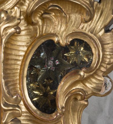 Zdjęcie nr 9: Feretron dwustronny z płaskorzeźbą Najświętszej Marii Panny Niepokalanie Poczętej na awersie oraz płaskorzeźbą ze sceną Narodzenia Najświętszej Marii Panny na rewersie, ustawiony na niskim postumencie o fantazyjnym wykroju z osią główną wysuniętą do przodu oraz narożnikami ustawionymi ukośnie. W postumencie dziewięć przeszklonych gablotek mieszczących relikwie świętych, które opisane są na małych karteczkach, otoczone różnego rodzaju kwiatkami  i gwiazdkami wykonanymi z papieru i cienkich blaszek. Otwory gablotek  o różnorodnym, fantazyjnym, opływowym wykroju. Na górnej powierzchni podstawy, po bokach małe otwory po zatkniętych w nich, niezachowanych rzeźbach apostołów. Rama obrazów w kształcie stojącego prostokąta, ujęta po każdej stronie trzema gablotkami otoczonymi rzeźbionym ornamentem rocaille'owym. W zwieńczeniu takie same, mniejsze gablotki, pośrodku zamiast relikwii owalna plakietka z kości z przedstawieniem Ucieczki do Egiptu. W zwieńczeniu na obłokach dwa aniołki podtrzymujące koronę. Na rewersie struktura feretronu o takim samym kształcie. Podstawa zdobiona gęstą wicią ze stylizowanych liści akantu zamkniętą w kształcie prostokąta leżącego.  Po bokach zamiast gablotek owoidalne pola, w których znajduje się złocona, drobna kratka.  W zwieńczeniu, w polu środkowym monogram Marii, powyżej aniołki trzymające koronę widoczne od tyłu.

Na awersie płaskorzeźba z przedstawieniem Najświętszej Marii Panny Niepokalanie Poczętej. Maria ukazana w postawie stojącej, frontalnie, na półksiężycu  i globie ziemskim, depcząca bosymi stopami węża, ze złożonymi w geście modlitwy rękami, z głową delikatnie przechyloną w prawą stronę. Twarz owalna z małymi i wąskimi ustami, wzrokiem skierowanym w dal. Włosy jasnobrązowe z przedziałkiem pośrodku, skryte pod płaszczem. Ubrana w długą, złoconą suknię z długimi rękawami, przewiązaną pod biustem oraz złoty płaszcz założony  na głowę i otulający całą postać, z lewym końcem przerzuconym przez prawe przedramię. W dolnej partii płaszcza oraz na prawej piersi ryta dekoracja roślinna, składająca się z sześciu ulistnionych gałązek z pięcio- lub sześciopłatkowymi kwiatkami. Wokół całej postaci Marii otok z srebrnych obłoków oraz promieni naprzemiennie prostych  i falujących. Wokół głowy złoty, kolisty nimb z gęsto ułożonych promieni; na nim okrąg z gwiazd dwunastu, częściowo nie zachowany. Tło srebrne, zdobione złoconą  i płaskorzeźbioną wicią z liści stylizujących suchy akant.

Na rewersie płaskorzeźba z przedstawieniem Narodzenia Najświętszej Marii Panny. Kompozycja dwustrefowa, w dolnej partii ukazani św. Joachim i św. Anna, w górnej Bóg Ojciec i Matka Boska w otoczeniu uskrzydlonych główek anielskich. Rodzice Marii w pozycji klęczącej, zwróceni trzy czwarte  ku środkowi. Ubrani w długie i złocone suknie z długimi rękawami oraz złote płaszcze, św. Anna z welonem na głowie. Pomiędzy nimi ustawiona ukośnie kołyska, ozdobiona na narożu uskrzydloną główką aniołka, przykryta długą tkaniną. U nóg św. Anny zamknięta księga, na obwolucie zdobiona prostym, łacińskim krzyżykiem. Po prawej stronie obrazu, za św. Anną, na wysokim postumencie antykizujący dzban. W górnej partii kompozycji Bóg Ojciec widoczny w półpostaci, frontalnie,  w lewym ręku trzymający jabłko królewskie, prawą wyciągający ku Marii. Ubrany  w złotą szatę z długimi rękawami oraz złoty płaszcz z rozwianym jednym końcem  po jego prawej stronie, wokół głowy złoty i trójkątny nimb. Twarz okolona gęstą i siwą brodą oraz siwymi, średniej długości włosami. Maria ukazana poniżej Boga Ojca,  w młodzieńczym wieku, w postawie stojącej na półksiężycu, frontalnie, z rękami złożonymi w geście modlitwy. Ubrana w długą i złotą suknię z długimi rękawami oraz złoty płaszcz, którego koniec przerzucony przez lewe ramię; wokół głowy złoty okrągły nimb. Włosy długie i jasnobrązowe, opadające na plecy. Tło utworzone  z obłoków. Wokół Boga Ojca i Marii cztery uskrzydlone główki aniołków o wyraźnie zaznaczonych pucułowatych policzkach. 

Relikwie  świętych umieszczone w niewielkich gablotkach za szybkami, opisane na karteczkach. Zwieńczenie feretronu, od lewej: nierozpoznane relikwie świętego, plakietka z kości  z przedstawieniem Ucieczki do Egiptu, relikwie „Sancta THERESIA Virgo”  Prawy bok feretronu, od góry: relikwie „Sanctae Katarzyny Panny”, relikwie „Sanctae Rozalii Panny”, relikwie „Sancta Illuminata Martir”. Podstawa feretronu, od lewej: relikwie „Sanctus Benedicti Martyr, Sancta Victoria Virgo Martyr, Sancti Floryana Męczennika”; relikwie „Sanctae Marciana Virgo Martyr”; relikwie  „Sanctus Quirini Martir”; relikwie „Sancti Jucundina Martyr”; relikwie „Sanctus Mansueti M.,  Sancta Eugenia Virgo Martyr, Sanctae Bronisławy”. Lewy bok feretronu, od góry: relikwie „Sanctus Jana Kantego”, relikwie „Sanctae Honorati Martyr”, relikwie „Sancta Illuminata Martir”. Plakietka ze sceną ucieczki do Egiptu o kształcie owalnym. W centrum kompozycji ukazani św. Józef oraz Maria z Dzieciątkiem Jezus na osiołku. Wokół słabo czytelny napis: „Cetur doms(e) in aeg vivo[?].” Rzeźby aniołków w zwieńczeniu usytuowane przeciwstawnie, diagonalnie, zwrócone górną partią ciała ku środkowi, jedną ręką podtrzymujące koronę. Ubrane w wąską tkaninę przerzuconą przez jedno z ramion i zwiewnie opadającą w dół. Korona w typie zamkniętym. Struktura feretronu złocona i srebrzona.	