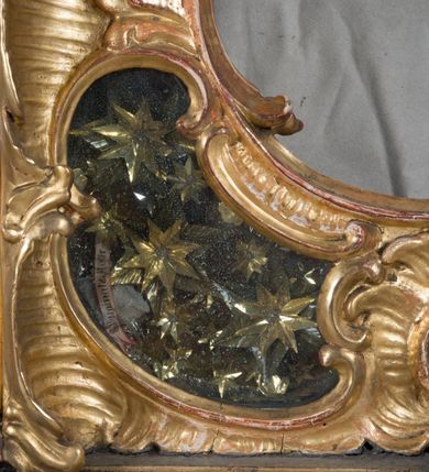 Zdjęcie nr 10: Feretron dwustronny z płaskorzeźbą Najświętszej Marii Panny Niepokalanie Poczętej na awersie oraz płaskorzeźbą ze sceną Narodzenia Najświętszej Marii Panny na rewersie, ustawiony na niskim postumencie o fantazyjnym wykroju z osią główną wysuniętą do przodu oraz narożnikami ustawionymi ukośnie. W postumencie dziewięć przeszklonych gablotek mieszczących relikwie świętych, które opisane są na małych karteczkach, otoczone różnego rodzaju kwiatkami  i gwiazdkami wykonanymi z papieru i cienkich blaszek. Otwory gablotek  o różnorodnym, fantazyjnym, opływowym wykroju. Na górnej powierzchni podstawy, po bokach małe otwory po zatkniętych w nich, niezachowanych rzeźbach apostołów. Rama obrazów w kształcie stojącego prostokąta, ujęta po każdej stronie trzema gablotkami otoczonymi rzeźbionym ornamentem rocaille'owym. W zwieńczeniu takie same, mniejsze gablotki, pośrodku zamiast relikwii owalna plakietka z kości z przedstawieniem Ucieczki do Egiptu. W zwieńczeniu na obłokach dwa aniołki podtrzymujące koronę. Na rewersie struktura feretronu o takim samym kształcie. Podstawa zdobiona gęstą wicią ze stylizowanych liści akantu zamkniętą w kształcie prostokąta leżącego.  Po bokach zamiast gablotek owoidalne pola, w których znajduje się złocona, drobna kratka.  W zwieńczeniu, w polu środkowym monogram Marii, powyżej aniołki trzymające koronę widoczne od tyłu.

Na awersie płaskorzeźba z przedstawieniem Najświętszej Marii Panny Niepokalanie Poczętej. Maria ukazana w postawie stojącej, frontalnie, na półksiężycu  i globie ziemskim, depcząca bosymi stopami węża, ze złożonymi w geście modlitwy rękami, z głową delikatnie przechyloną w prawą stronę. Twarz owalna z małymi i wąskimi ustami, wzrokiem skierowanym w dal. Włosy jasnobrązowe z przedziałkiem pośrodku, skryte pod płaszczem. Ubrana w długą, złoconą suknię z długimi rękawami, przewiązaną pod biustem oraz złoty płaszcz założony  na głowę i otulający całą postać, z lewym końcem przerzuconym przez prawe przedramię. W dolnej partii płaszcza oraz na prawej piersi ryta dekoracja roślinna, składająca się z sześciu ulistnionych gałązek z pięcio- lub sześciopłatkowymi kwiatkami. Wokół całej postaci Marii otok z srebrnych obłoków oraz promieni naprzemiennie prostych  i falujących. Wokół głowy złoty, kolisty nimb z gęsto ułożonych promieni; na nim okrąg z gwiazd dwunastu, częściowo nie zachowany. Tło srebrne, zdobione złoconą  i płaskorzeźbioną wicią z liści stylizujących suchy akant.

Na rewersie płaskorzeźba z przedstawieniem Narodzenia Najświętszej Marii Panny. Kompozycja dwustrefowa, w dolnej partii ukazani św. Joachim i św. Anna, w górnej Bóg Ojciec i Matka Boska w otoczeniu uskrzydlonych główek anielskich. Rodzice Marii w pozycji klęczącej, zwróceni trzy czwarte  ku środkowi. Ubrani w długie i złocone suknie z długimi rękawami oraz złote płaszcze, św. Anna z welonem na głowie. Pomiędzy nimi ustawiona ukośnie kołyska, ozdobiona na narożu uskrzydloną główką aniołka, przykryta długą tkaniną. U nóg św. Anny zamknięta księga, na obwolucie zdobiona prostym, łacińskim krzyżykiem. Po prawej stronie obrazu, za św. Anną, na wysokim postumencie antykizujący dzban. W górnej partii kompozycji Bóg Ojciec widoczny w półpostaci, frontalnie,  w lewym ręku trzymający jabłko królewskie, prawą wyciągający ku Marii. Ubrany  w złotą szatę z długimi rękawami oraz złoty płaszcz z rozwianym jednym końcem  po jego prawej stronie, wokół głowy złoty i trójkątny nimb. Twarz okolona gęstą i siwą brodą oraz siwymi, średniej długości włosami. Maria ukazana poniżej Boga Ojca,  w młodzieńczym wieku, w postawie stojącej na półksiężycu, frontalnie, z rękami złożonymi w geście modlitwy. Ubrana w długą i złotą suknię z długimi rękawami oraz złoty płaszcz, którego koniec przerzucony przez lewe ramię; wokół głowy złoty okrągły nimb. Włosy długie i jasnobrązowe, opadające na plecy. Tło utworzone  z obłoków. Wokół Boga Ojca i Marii cztery uskrzydlone główki aniołków o wyraźnie zaznaczonych pucułowatych policzkach. 

Relikwie  świętych umieszczone w niewielkich gablotkach za szybkami, opisane na karteczkach. Zwieńczenie feretronu, od lewej: nierozpoznane relikwie świętego, plakietka z kości  z przedstawieniem Ucieczki do Egiptu, relikwie „Sancta THERESIA Virgo”  Prawy bok feretronu, od góry: relikwie „Sanctae Katarzyny Panny”, relikwie „Sanctae Rozalii Panny”, relikwie „Sancta Illuminata Martir”. Podstawa feretronu, od lewej: relikwie „Sanctus Benedicti Martyr, Sancta Victoria Virgo Martyr, Sancti Floryana Męczennika”; relikwie „Sanctae Marciana Virgo Martyr”; relikwie  „Sanctus Quirini Martir”; relikwie „Sancti Jucundina Martyr”; relikwie „Sanctus Mansueti M.,  Sancta Eugenia Virgo Martyr, Sanctae Bronisławy”. Lewy bok feretronu, od góry: relikwie „Sanctus Jana Kantego”, relikwie „Sanctae Honorati Martyr”, relikwie „Sancta Illuminata Martir”. Plakietka ze sceną ucieczki do Egiptu o kształcie owalnym. W centrum kompozycji ukazani św. Józef oraz Maria z Dzieciątkiem Jezus na osiołku. Wokół słabo czytelny napis: „Cetur doms(e) in aeg vivo[?].” Rzeźby aniołków w zwieńczeniu usytuowane przeciwstawnie, diagonalnie, zwrócone górną partią ciała ku środkowi, jedną ręką podtrzymujące koronę. Ubrane w wąską tkaninę przerzuconą przez jedno z ramion i zwiewnie opadającą w dół. Korona w typie zamkniętym. Struktura feretronu złocona i srebrzona.	