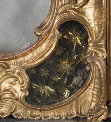 Zdjęcie nr 17: Feretron dwustronny z płaskorzeźbą Najświętszej Marii Panny Niepokalanie Poczętej na awersie oraz płaskorzeźbą ze sceną Narodzenia Najświętszej Marii Panny na rewersie, ustawiony na niskim postumencie o fantazyjnym wykroju z osią główną wysuniętą do przodu oraz narożnikami ustawionymi ukośnie. W postumencie dziewięć przeszklonych gablotek mieszczących relikwie świętych, które opisane są na małych karteczkach, otoczone różnego rodzaju kwiatkami  i gwiazdkami wykonanymi z papieru i cienkich blaszek. Otwory gablotek  o różnorodnym, fantazyjnym, opływowym wykroju. Na górnej powierzchni podstawy, po bokach małe otwory po zatkniętych w nich, niezachowanych rzeźbach apostołów. Rama obrazów w kształcie stojącego prostokąta, ujęta po każdej stronie trzema gablotkami otoczonymi rzeźbionym ornamentem rocaille'owym. W zwieńczeniu takie same, mniejsze gablotki, pośrodku zamiast relikwii owalna plakietka z kości z przedstawieniem Ucieczki do Egiptu. W zwieńczeniu na obłokach dwa aniołki podtrzymujące koronę. Na rewersie struktura feretronu o takim samym kształcie. Podstawa zdobiona gęstą wicią ze stylizowanych liści akantu zamkniętą w kształcie prostokąta leżącego.  Po bokach zamiast gablotek owoidalne pola, w których znajduje się złocona, drobna kratka.  W zwieńczeniu, w polu środkowym monogram Marii, powyżej aniołki trzymające koronę widoczne od tyłu.

Na awersie płaskorzeźba z przedstawieniem Najświętszej Marii Panny Niepokalanie Poczętej. Maria ukazana w postawie stojącej, frontalnie, na półksiężycu  i globie ziemskim, depcząca bosymi stopami węża, ze złożonymi w geście modlitwy rękami, z głową delikatnie przechyloną w prawą stronę. Twarz owalna z małymi i wąskimi ustami, wzrokiem skierowanym w dal. Włosy jasnobrązowe z przedziałkiem pośrodku, skryte pod płaszczem. Ubrana w długą, złoconą suknię z długimi rękawami, przewiązaną pod biustem oraz złoty płaszcz założony  na głowę i otulający całą postać, z lewym końcem przerzuconym przez prawe przedramię. W dolnej partii płaszcza oraz na prawej piersi ryta dekoracja roślinna, składająca się z sześciu ulistnionych gałązek z pięcio- lub sześciopłatkowymi kwiatkami. Wokół całej postaci Marii otok z srebrnych obłoków oraz promieni naprzemiennie prostych  i falujących. Wokół głowy złoty, kolisty nimb z gęsto ułożonych promieni; na nim okrąg z gwiazd dwunastu, częściowo nie zachowany. Tło srebrne, zdobione złoconą  i płaskorzeźbioną wicią z liści stylizujących suchy akant.

Na rewersie płaskorzeźba z przedstawieniem Narodzenia Najświętszej Marii Panny. Kompozycja dwustrefowa, w dolnej partii ukazani św. Joachim i św. Anna, w górnej Bóg Ojciec i Matka Boska w otoczeniu uskrzydlonych główek anielskich. Rodzice Marii w pozycji klęczącej, zwróceni trzy czwarte  ku środkowi. Ubrani w długie i złocone suknie z długimi rękawami oraz złote płaszcze, św. Anna z welonem na głowie. Pomiędzy nimi ustawiona ukośnie kołyska, ozdobiona na narożu uskrzydloną główką aniołka, przykryta długą tkaniną. U nóg św. Anny zamknięta księga, na obwolucie zdobiona prostym, łacińskim krzyżykiem. Po prawej stronie obrazu, za św. Anną, na wysokim postumencie antykizujący dzban. W górnej partii kompozycji Bóg Ojciec widoczny w półpostaci, frontalnie,  w lewym ręku trzymający jabłko królewskie, prawą wyciągający ku Marii. Ubrany  w złotą szatę z długimi rękawami oraz złoty płaszcz z rozwianym jednym końcem  po jego prawej stronie, wokół głowy złoty i trójkątny nimb. Twarz okolona gęstą i siwą brodą oraz siwymi, średniej długości włosami. Maria ukazana poniżej Boga Ojca,  w młodzieńczym wieku, w postawie stojącej na półksiężycu, frontalnie, z rękami złożonymi w geście modlitwy. Ubrana w długą i złotą suknię z długimi rękawami oraz złoty płaszcz, którego koniec przerzucony przez lewe ramię; wokół głowy złoty okrągły nimb. Włosy długie i jasnobrązowe, opadające na plecy. Tło utworzone  z obłoków. Wokół Boga Ojca i Marii cztery uskrzydlone główki aniołków o wyraźnie zaznaczonych pucułowatych policzkach. 

Relikwie  świętych umieszczone w niewielkich gablotkach za szybkami, opisane na karteczkach. Zwieńczenie feretronu, od lewej: nierozpoznane relikwie świętego, plakietka z kości  z przedstawieniem Ucieczki do Egiptu, relikwie „Sancta THERESIA Virgo”  Prawy bok feretronu, od góry: relikwie „Sanctae Katarzyny Panny”, relikwie „Sanctae Rozalii Panny”, relikwie „Sancta Illuminata Martir”. Podstawa feretronu, od lewej: relikwie „Sanctus Benedicti Martyr, Sancta Victoria Virgo Martyr, Sancti Floryana Męczennika”; relikwie „Sanctae Marciana Virgo Martyr”; relikwie  „Sanctus Quirini Martir”; relikwie „Sancti Jucundina Martyr”; relikwie „Sanctus Mansueti M.,  Sancta Eugenia Virgo Martyr, Sanctae Bronisławy”. Lewy bok feretronu, od góry: relikwie „Sanctus Jana Kantego”, relikwie „Sanctae Honorati Martyr”, relikwie „Sancta Illuminata Martir”. Plakietka ze sceną ucieczki do Egiptu o kształcie owalnym. W centrum kompozycji ukazani św. Józef oraz Maria z Dzieciątkiem Jezus na osiołku. Wokół słabo czytelny napis: „Cetur doms(e) in aeg vivo[?].” Rzeźby aniołków w zwieńczeniu usytuowane przeciwstawnie, diagonalnie, zwrócone górną partią ciała ku środkowi, jedną ręką podtrzymujące koronę. Ubrane w wąską tkaninę przerzuconą przez jedno z ramion i zwiewnie opadającą w dół. Korona w typie zamkniętym. Struktura feretronu złocona i srebrzona.	