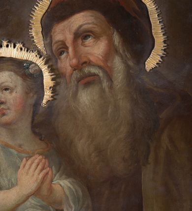 Zdjęcie nr 3: Feretron dwustronny z obrazami św. Joachima z małą Marią oraz św. Łukasza ustawiony na niskim postumencie, zaopatrzonym  w otwory na drążki do noszenia. Struktura feretronu ujęta rzeźbioną ramą zdobioną ornamentem rocaille&#039;owym i kwiatkami. W zwieńczeniu promienista gloria, pośrodku której w otoku utworzonym z obłoków hebrajski tetragram. 

Na awersie obraz św. Joachima. Święty ukazany w półpostaci, frontalnie, trzymający  na kolanach małą Matkę Boską, z głową uniesioną delikatnie ku górze i zwróconą  w prawo. Twarz okolona długą, bujną i siwą brodą; włosy długie i siwe opadające na plecy; wzrok skierowany wysoko w lewy górny róg obrazu. Ubrany w brązową suknię z długimi rękawami oraz brązowy płaszcz zarzucony  na ramiona, na głowie czerwona czapka. Matka Boska ukazana w pozycji siedzącej, zwrócona trzy czwarte w lewo,  z głową skierowaną w swoją prawą stronę, z rękami złożonymi w geście modlitwy,  z prawą nogą wspartą na półksiężycu. Twarz owalna z małymi ustami, krótkim i prostym nosem, wzrokiem skierowanym ku górze. Włosy długie, brązowe, z przedziałkiem pośrodku, upięte  do tyłu, z białą różą wpiętą po lewej stronie. Ubrana w długą białą sukienkę ze złotym obszyciem wokół szyi, z rękawami podwiniętymi do przedramion oraz niebieski płaszcz okrywający nogi. Wokół głów postaci nimby o krótkich promieniach, u Matki Boskiej zdobione sześcioramiennymi gwiazdkami, wykonane  z blachy złoconej. Taż sama złocona aplikacja na półksiężycu. Tło obrazu jednolite, ciemnobrązowe. 

Na rewersie obraz św. Łukasza. Święty ukazany w półpostaci, z lewego profilu, prawą dłonią piszący w otwartej księdze, lewą ją podtrzymujący.Twarz podłużna, okolona średniej długości siwą brodą, oczy przymknięte, nos długi i wąski, włosy krótkie i siwe. Ubrany w ugrową szatę z długimi rękawami oraz białym kołnierzem.  Po lewej stronie obrazu, nad księgą ukazana głowa wołu. Tło obrazu jednolite, ciemnozielone.
W glorii, nad obrazem św. Joachima tetragram (czteroliterowy zapis imienia Boga w języku hebrajskim): „יחיח”. Struktura feretronu pozłocona.
