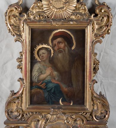 Zdjęcie nr 1: Feretron dwustronny z obrazami św. Joachima z małą Marią oraz św. Łukasza ustawiony na niskim postumencie, zaopatrzonym  w otwory na drążki do noszenia. Struktura feretronu ujęta rzeźbioną ramą zdobioną ornamentem rocaille'owym i kwiatkami. W zwieńczeniu promienista gloria, pośrodku której w otoku utworzonym z obłoków hebrajski tetragram. 

Na awersie obraz św. Joachima. Święty ukazany w półpostaci, frontalnie, trzymający  na kolanach małą Matkę Boską, z głową uniesioną delikatnie ku górze i zwróconą  w prawo. Twarz okolona długą, bujną i siwą brodą; włosy długie i siwe opadające na plecy; wzrok skierowany wysoko w lewy górny róg obrazu. Ubrany w brązową suknię z długimi rękawami oraz brązowy płaszcz zarzucony  na ramiona, na głowie czerwona czapka. Matka Boska ukazana w pozycji siedzącej, zwrócona trzy czwarte w lewo,  z głową skierowaną w swoją prawą stronę, z rękami złożonymi w geście modlitwy,  z prawą nogą wspartą na półksiężycu. Twarz owalna z małymi ustami, krótkim i prostym nosem, wzrokiem skierowanym ku górze. Włosy długie, brązowe, z przedziałkiem pośrodku, upięte  do tyłu, z białą różą wpiętą po lewej stronie. Ubrana w długą białą sukienkę ze złotym obszyciem wokół szyi, z rękawami podwiniętymi do przedramion oraz niebieski płaszcz okrywający nogi. Wokół głów postaci nimby o krótkich promieniach, u Matki Boskiej zdobione sześcioramiennymi gwiazdkami, wykonane  z blachy złoconej. Taż sama złocona aplikacja na półksiężycu. Tło obrazu jednolite, ciemnobrązowe. 

Na rewersie obraz św. Łukasza. Święty ukazany w półpostaci, z lewego profilu, prawą dłonią piszący w otwartej księdze, lewą ją podtrzymujący.Twarz podłużna, okolona średniej długości siwą brodą, oczy przymknięte, nos długi i wąski, włosy krótkie i siwe. Ubrany w ugrową szatę z długimi rękawami oraz białym kołnierzem.  Po lewej stronie obrazu, nad księgą ukazana głowa wołu. Tło obrazu jednolite, ciemnozielone.
W glorii, nad obrazem św. Joachima tetragram (czteroliterowy zapis imienia Boga w języku hebrajskim): „יחיח”. Struktura feretronu pozłocona.
