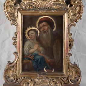 Zdjęcie nr 1: Feretron dwustronny z obrazami św. Joachima z małą Marią oraz św. Łukasza ustawiony na niskim postumencie, zaopatrzonym  w otwory na drążki do noszenia. Struktura feretronu ujęta rzeźbioną ramą zdobioną ornamentem rocaille&#039;owym i kwiatkami. W zwieńczeniu promienista gloria, pośrodku której w otoku utworzonym z obłoków hebrajski tetragram. 

Na awersie obraz św. Joachima. Święty ukazany w półpostaci, frontalnie, trzymający  na kolanach małą Matkę Boską, z głową uniesioną delikatnie ku górze i zwróconą  w prawo. Twarz okolona długą, bujną i siwą brodą; włosy długie i siwe opadające na plecy; wzrok skierowany wysoko w lewy górny róg obrazu. Ubrany w brązową suknię z długimi rękawami oraz brązowy płaszcz zarzucony  na ramiona, na głowie czerwona czapka. Matka Boska ukazana w pozycji siedzącej, zwrócona trzy czwarte w lewo,  z głową skierowaną w swoją prawą stronę, z rękami złożonymi w geście modlitwy,  z prawą nogą wspartą na półksiężycu. Twarz owalna z małymi ustami, krótkim i prostym nosem, wzrokiem skierowanym ku górze. Włosy długie, brązowe, z przedziałkiem pośrodku, upięte  do tyłu, z białą różą wpiętą po lewej stronie. Ubrana w długą białą sukienkę ze złotym obszyciem wokół szyi, z rękawami podwiniętymi do przedramion oraz niebieski płaszcz okrywający nogi. Wokół głów postaci nimby o krótkich promieniach, u Matki Boskiej zdobione sześcioramiennymi gwiazdkami, wykonane  z blachy złoconej. Taż sama złocona aplikacja na półksiężycu. Tło obrazu jednolite, ciemnobrązowe. 

Na rewersie obraz św. Łukasza. Święty ukazany w półpostaci, z lewego profilu, prawą dłonią piszący w otwartej księdze, lewą ją podtrzymujący.Twarz podłużna, okolona średniej długości siwą brodą, oczy przymknięte, nos długi i wąski, włosy krótkie i siwe. Ubrany w ugrową szatę z długimi rękawami oraz białym kołnierzem.  Po lewej stronie obrazu, nad księgą ukazana głowa wołu. Tło obrazu jednolite, ciemnozielone.
W glorii, nad obrazem św. Joachima tetragram (czteroliterowy zapis imienia Boga w języku hebrajskim): „יחיח”. Struktura feretronu pozłocona.
