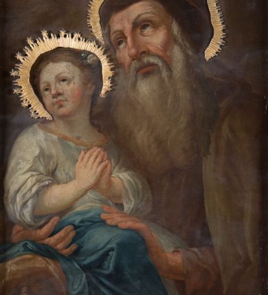 Zdjęcie nr 2: Feretron dwustronny z obrazami św. Joachima z małą Marią oraz św. Łukasza ustawiony na niskim postumencie, zaopatrzonym  w otwory na drążki do noszenia. Struktura feretronu ujęta rzeźbioną ramą zdobioną ornamentem rocaille&#039;owym i kwiatkami. W zwieńczeniu promienista gloria, pośrodku której w otoku utworzonym z obłoków hebrajski tetragram. 

Na awersie obraz św. Joachima. Święty ukazany w półpostaci, frontalnie, trzymający  na kolanach małą Matkę Boską, z głową uniesioną delikatnie ku górze i zwróconą  w prawo. Twarz okolona długą, bujną i siwą brodą; włosy długie i siwe opadające na plecy; wzrok skierowany wysoko w lewy górny róg obrazu. Ubrany w brązową suknię z długimi rękawami oraz brązowy płaszcz zarzucony  na ramiona, na głowie czerwona czapka. Matka Boska ukazana w pozycji siedzącej, zwrócona trzy czwarte w lewo,  z głową skierowaną w swoją prawą stronę, z rękami złożonymi w geście modlitwy,  z prawą nogą wspartą na półksiężycu. Twarz owalna z małymi ustami, krótkim i prostym nosem, wzrokiem skierowanym ku górze. Włosy długie, brązowe, z przedziałkiem pośrodku, upięte  do tyłu, z białą różą wpiętą po lewej stronie. Ubrana w długą białą sukienkę ze złotym obszyciem wokół szyi, z rękawami podwiniętymi do przedramion oraz niebieski płaszcz okrywający nogi. Wokół głów postaci nimby o krótkich promieniach, u Matki Boskiej zdobione sześcioramiennymi gwiazdkami, wykonane  z blachy złoconej. Taż sama złocona aplikacja na półksiężycu. Tło obrazu jednolite, ciemnobrązowe. 

Na rewersie obraz św. Łukasza. Święty ukazany w półpostaci, z lewego profilu, prawą dłonią piszący w otwartej księdze, lewą ją podtrzymujący.Twarz podłużna, okolona średniej długości siwą brodą, oczy przymknięte, nos długi i wąski, włosy krótkie i siwe. Ubrany w ugrową szatę z długimi rękawami oraz białym kołnierzem.  Po lewej stronie obrazu, nad księgą ukazana głowa wołu. Tło obrazu jednolite, ciemnozielone.
W glorii, nad obrazem św. Joachima tetragram (czteroliterowy zapis imienia Boga w języku hebrajskim): „יחיח”. Struktura feretronu pozłocona.
