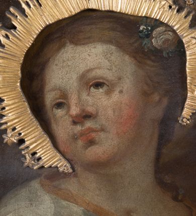 Zdjęcie nr 5: Feretron dwustronny z obrazami św. Joachima z małą Marią oraz św. Łukasza ustawiony na niskim postumencie, zaopatrzonym  w otwory na drążki do noszenia. Struktura feretronu ujęta rzeźbioną ramą zdobioną ornamentem rocaille'owym i kwiatkami. W zwieńczeniu promienista gloria, pośrodku której w otoku utworzonym z obłoków hebrajski tetragram. 

Na awersie obraz św. Joachima. Święty ukazany w półpostaci, frontalnie, trzymający  na kolanach małą Matkę Boską, z głową uniesioną delikatnie ku górze i zwróconą  w prawo. Twarz okolona długą, bujną i siwą brodą; włosy długie i siwe opadające na plecy; wzrok skierowany wysoko w lewy górny róg obrazu. Ubrany w brązową suknię z długimi rękawami oraz brązowy płaszcz zarzucony  na ramiona, na głowie czerwona czapka. Matka Boska ukazana w pozycji siedzącej, zwrócona trzy czwarte w lewo,  z głową skierowaną w swoją prawą stronę, z rękami złożonymi w geście modlitwy,  z prawą nogą wspartą na półksiężycu. Twarz owalna z małymi ustami, krótkim i prostym nosem, wzrokiem skierowanym ku górze. Włosy długie, brązowe, z przedziałkiem pośrodku, upięte  do tyłu, z białą różą wpiętą po lewej stronie. Ubrana w długą białą sukienkę ze złotym obszyciem wokół szyi, z rękawami podwiniętymi do przedramion oraz niebieski płaszcz okrywający nogi. Wokół głów postaci nimby o krótkich promieniach, u Matki Boskiej zdobione sześcioramiennymi gwiazdkami, wykonane  z blachy złoconej. Taż sama złocona aplikacja na półksiężycu. Tło obrazu jednolite, ciemnobrązowe. 

Na rewersie obraz św. Łukasza. Święty ukazany w półpostaci, z lewego profilu, prawą dłonią piszący w otwartej księdze, lewą ją podtrzymujący.Twarz podłużna, okolona średniej długości siwą brodą, oczy przymknięte, nos długi i wąski, włosy krótkie i siwe. Ubrany w ugrową szatę z długimi rękawami oraz białym kołnierzem.  Po lewej stronie obrazu, nad księgą ukazana głowa wołu. Tło obrazu jednolite, ciemnozielone.
W glorii, nad obrazem św. Joachima tetragram (czteroliterowy zapis imienia Boga w języku hebrajskim): „יחיח”. Struktura feretronu pozłocona.
