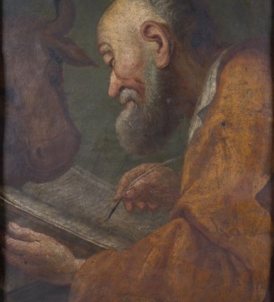 Zdjęcie nr 9: Feretron dwustronny z obrazami św. Joachima z małą Marią oraz św. Łukasza ustawiony na niskim postumencie, zaopatrzonym  w otwory na drążki do noszenia. Struktura feretronu ujęta rzeźbioną ramą zdobioną ornamentem rocaille'owym i kwiatkami. W zwieńczeniu promienista gloria, pośrodku której w otoku utworzonym z obłoków hebrajski tetragram. 

Na awersie obraz św. Joachima. Święty ukazany w półpostaci, frontalnie, trzymający  na kolanach małą Matkę Boską, z głową uniesioną delikatnie ku górze i zwróconą  w prawo. Twarz okolona długą, bujną i siwą brodą; włosy długie i siwe opadające na plecy; wzrok skierowany wysoko w lewy górny róg obrazu. Ubrany w brązową suknię z długimi rękawami oraz brązowy płaszcz zarzucony  na ramiona, na głowie czerwona czapka. Matka Boska ukazana w pozycji siedzącej, zwrócona trzy czwarte w lewo,  z głową skierowaną w swoją prawą stronę, z rękami złożonymi w geście modlitwy,  z prawą nogą wspartą na półksiężycu. Twarz owalna z małymi ustami, krótkim i prostym nosem, wzrokiem skierowanym ku górze. Włosy długie, brązowe, z przedziałkiem pośrodku, upięte  do tyłu, z białą różą wpiętą po lewej stronie. Ubrana w długą białą sukienkę ze złotym obszyciem wokół szyi, z rękawami podwiniętymi do przedramion oraz niebieski płaszcz okrywający nogi. Wokół głów postaci nimby o krótkich promieniach, u Matki Boskiej zdobione sześcioramiennymi gwiazdkami, wykonane  z blachy złoconej. Taż sama złocona aplikacja na półksiężycu. Tło obrazu jednolite, ciemnobrązowe. 

Na rewersie obraz św. Łukasza. Święty ukazany w półpostaci, z lewego profilu, prawą dłonią piszący w otwartej księdze, lewą ją podtrzymujący.Twarz podłużna, okolona średniej długości siwą brodą, oczy przymknięte, nos długi i wąski, włosy krótkie i siwe. Ubrany w ugrową szatę z długimi rękawami oraz białym kołnierzem.  Po lewej stronie obrazu, nad księgą ukazana głowa wołu. Tło obrazu jednolite, ciemnozielone.
W glorii, nad obrazem św. Joachima tetragram (czteroliterowy zapis imienia Boga w języku hebrajskim): „יחיח”. Struktura feretronu pozłocona.
